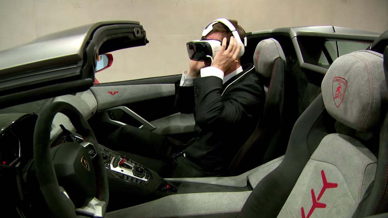 Her «kjører» han Lamborghinis nye superbil med VR-briller