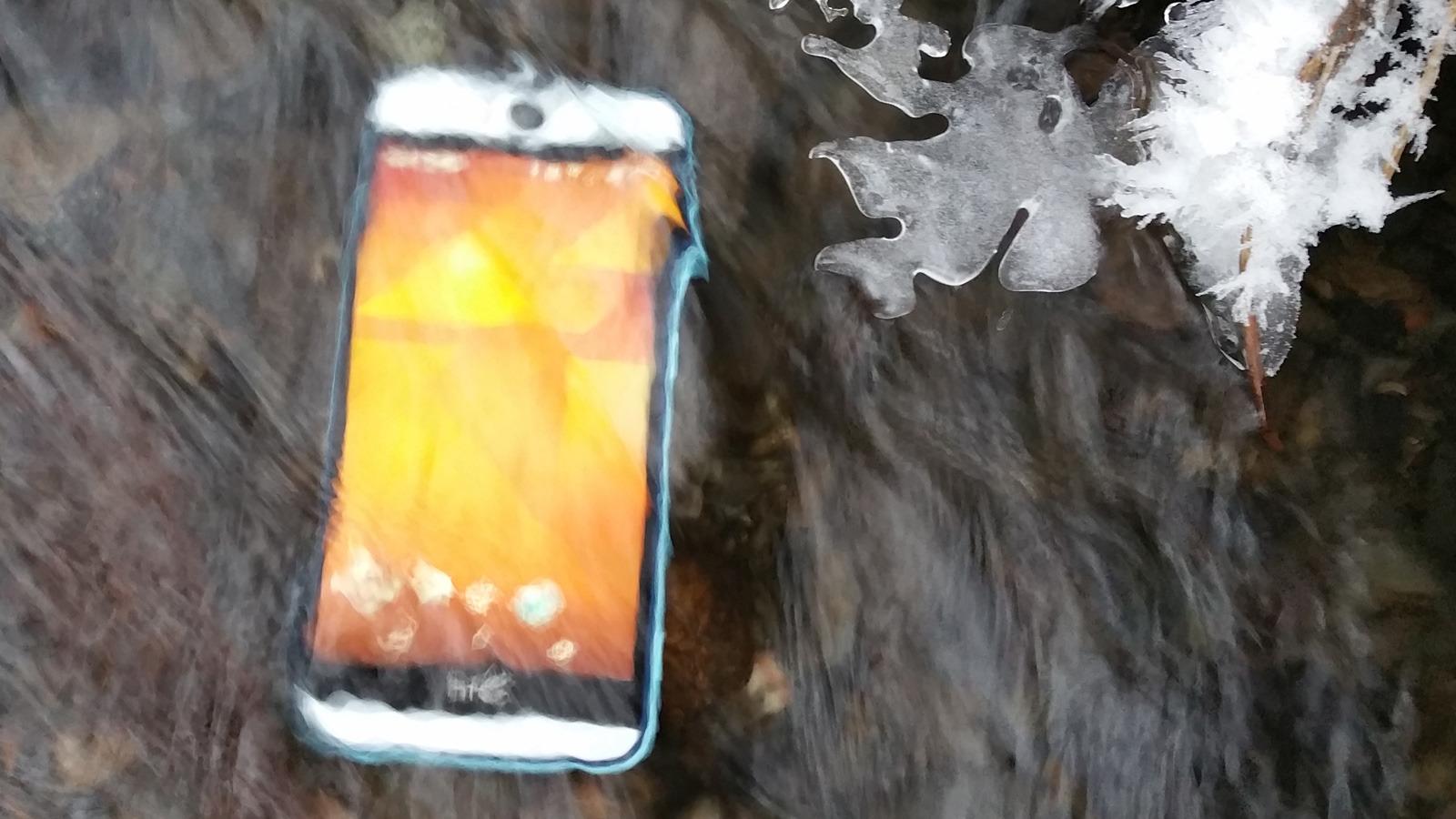 HTC Desire Eye er vanntett. Her gir vi den et kjølig bad i bekken.