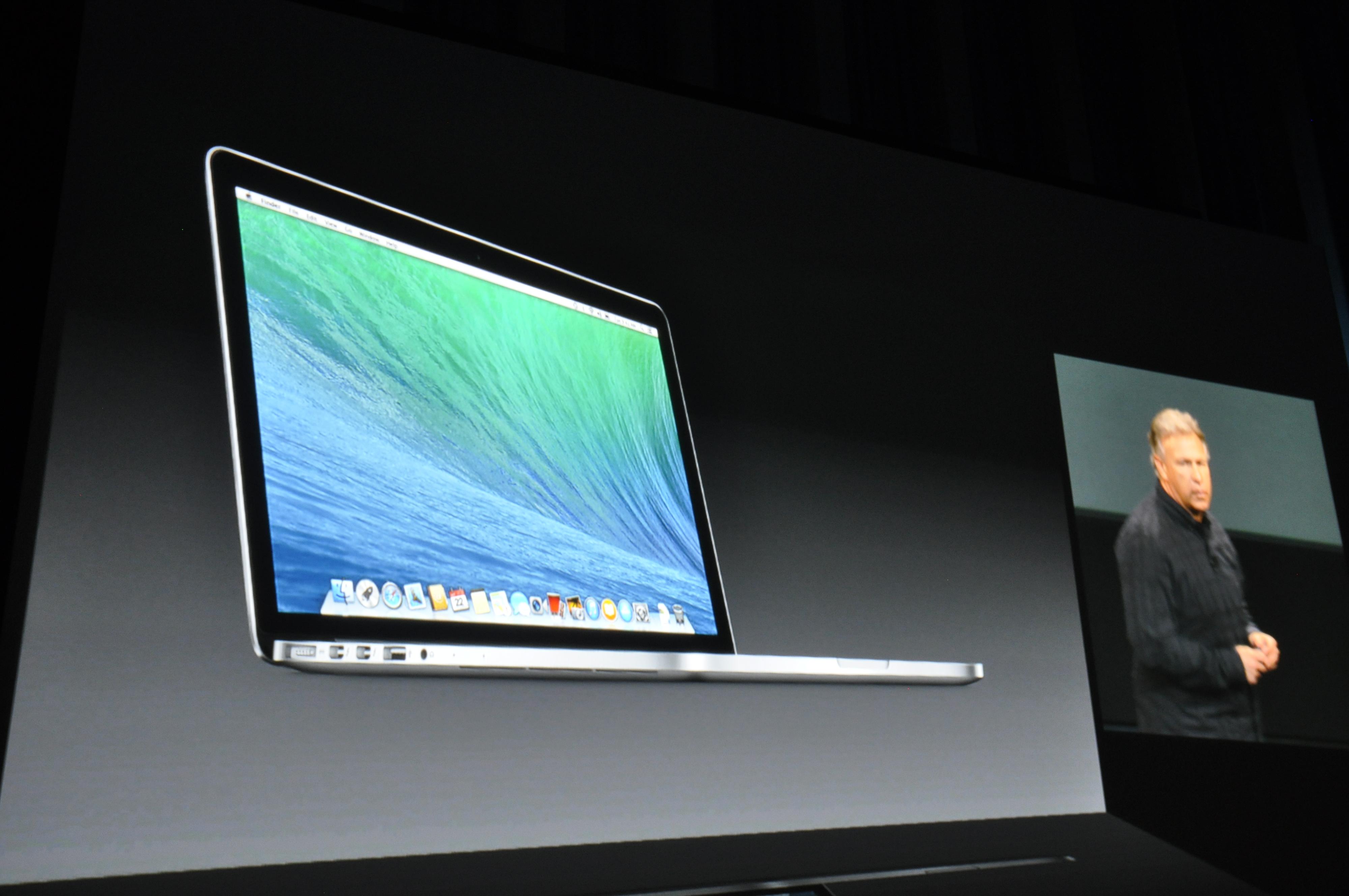 Phil Schiller viser frem nye MacBook-modeller. Foto: Finn Jarle Kvalheim, Amobil.no