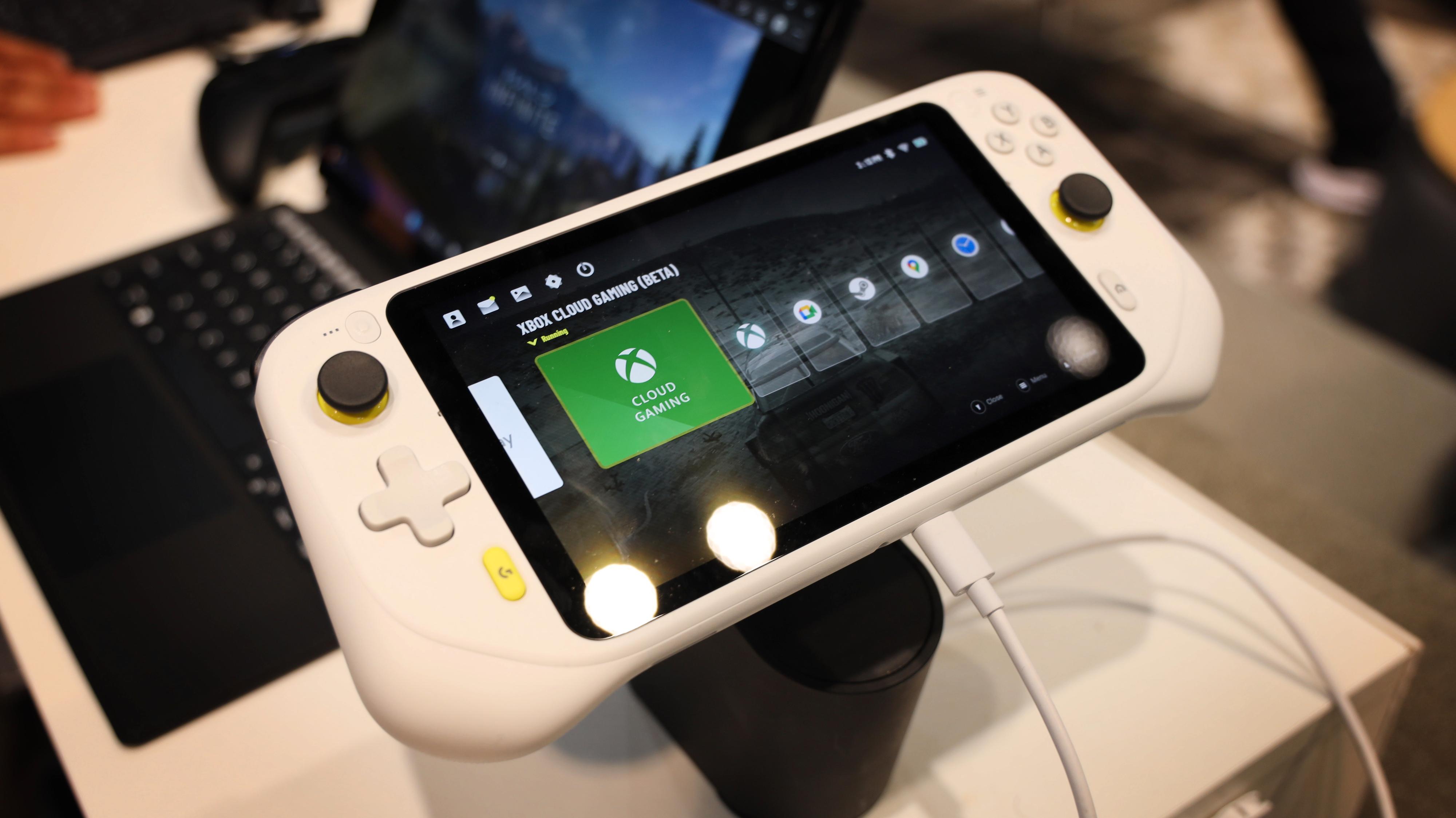 Logitechs G Cloud Gaming Handheld er på mange måter en litt enklere sak enn Razer-konsollen, men den har større skjerm og større batteri. 