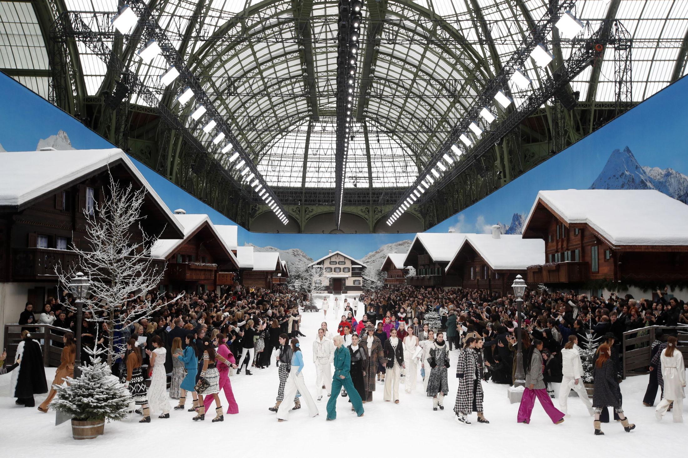 MASSIVT: Slik så Grand Palais ut under Chanels visning for høsten og vinteren 2019. Foto: EPA/IAN LANGSDON.