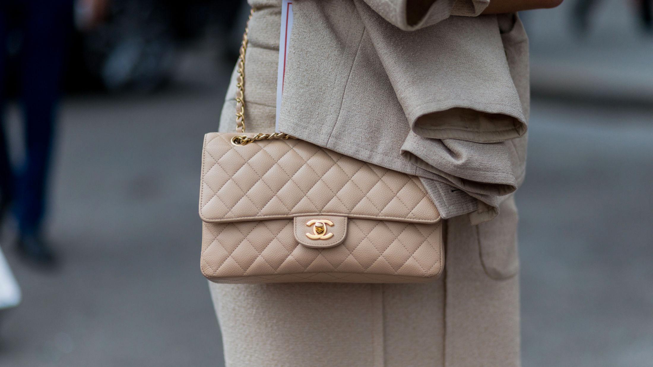 BEIGE KLASSIKER: Chanel 2.55 er en favoritt hos kvinner i alle aldre. Foto: Getty Images