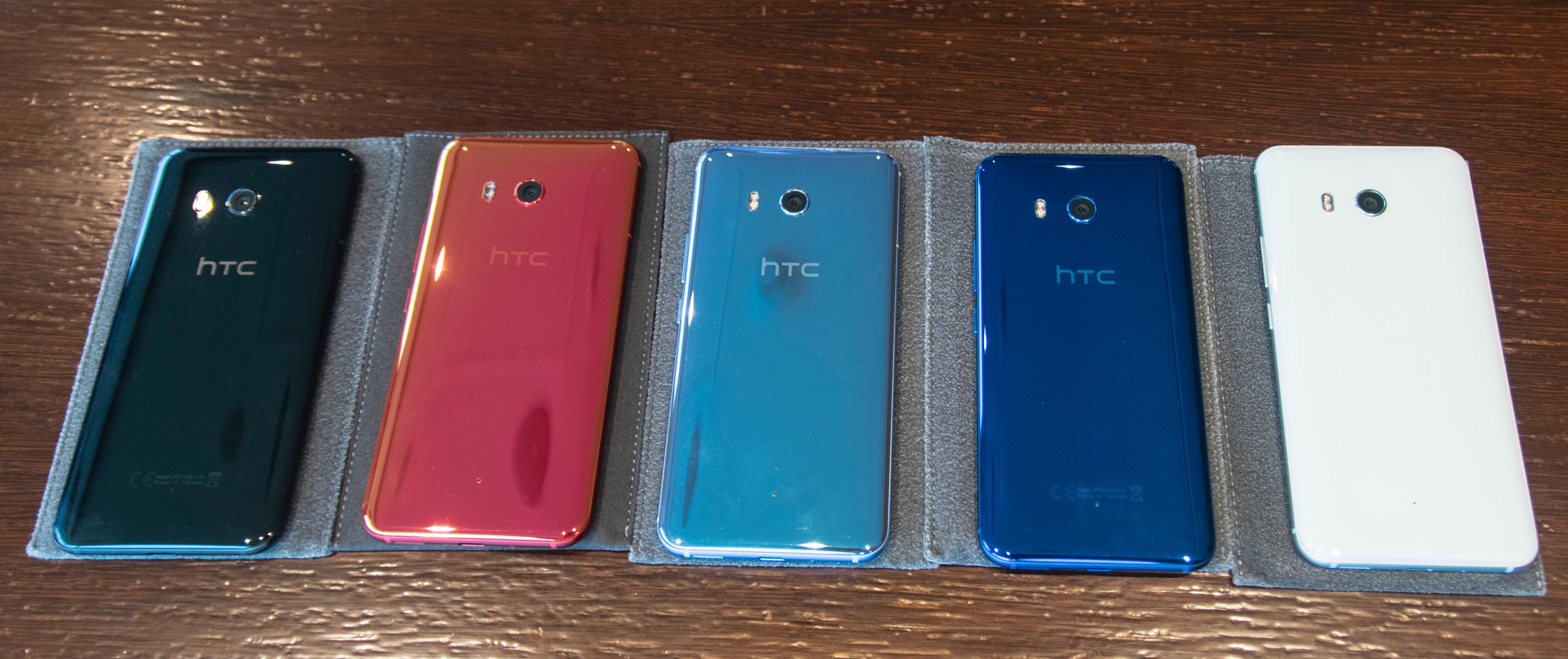 Alle fargene HTC U11 kommer i på ett bord. Det er den svarte og den sølvblå som kommer til Norge i første omgang.