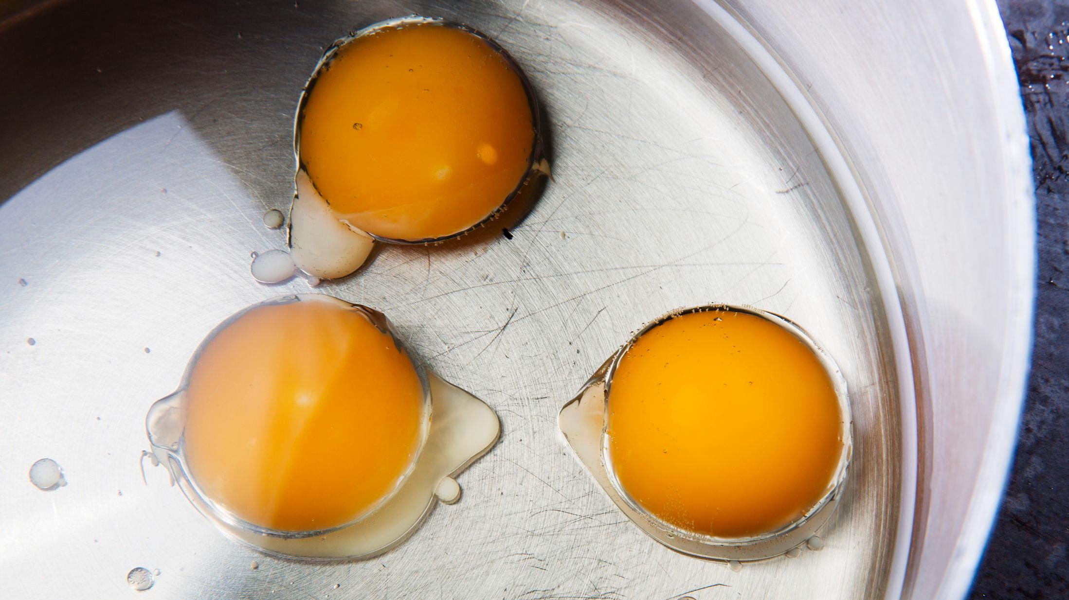 HELT KOKT: Egg forandrer konsistens når det varmebehandles, det er på grunn av proteinene i både plommen og hviten. Foto: Magnar Kirknes/VG.
