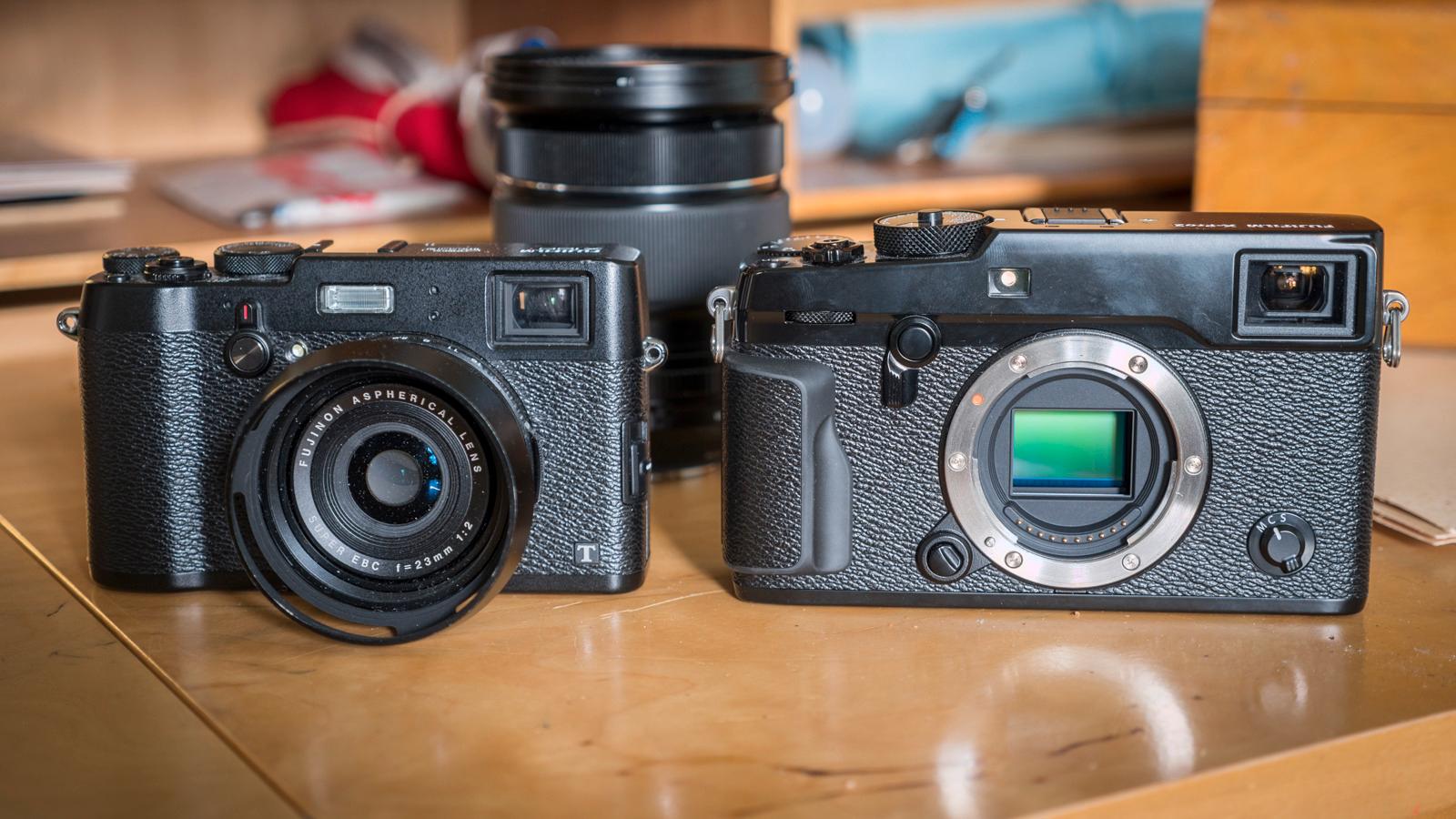 Side om side med X100T kan vi se at X-Pro2 er betydelig større (men det merkes enda bedre når du holder det i hånda), og selv om det er et ganske smalt kamera, er det for stort til at vi kan kalle det kompakt.
