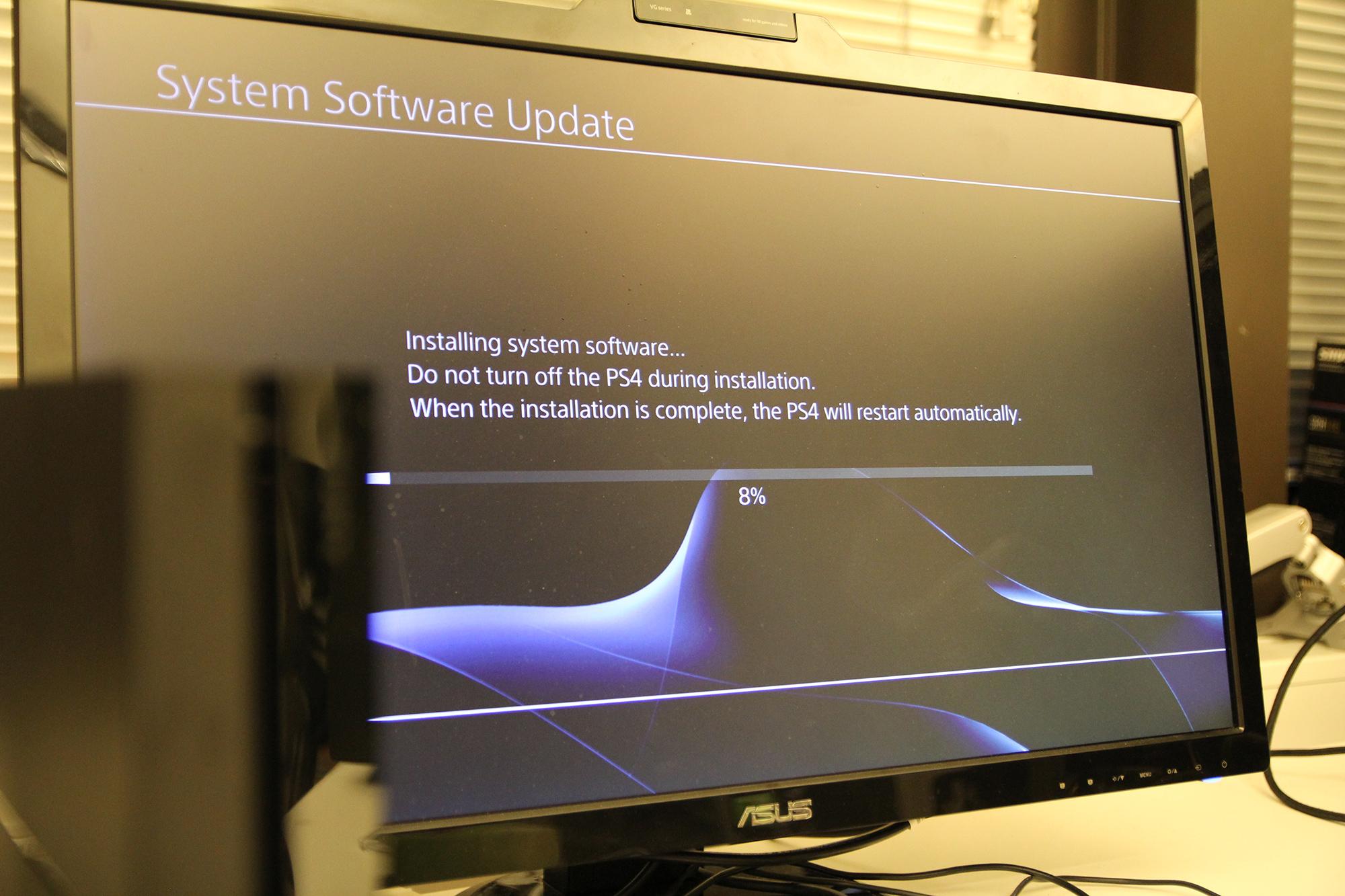 Her er Playstation 4 i gang med å installere operativsystem og oppdateringer fra sikkerhetsmodus.Foto: Anders Brattensborg Smedsrud, Hardware.no