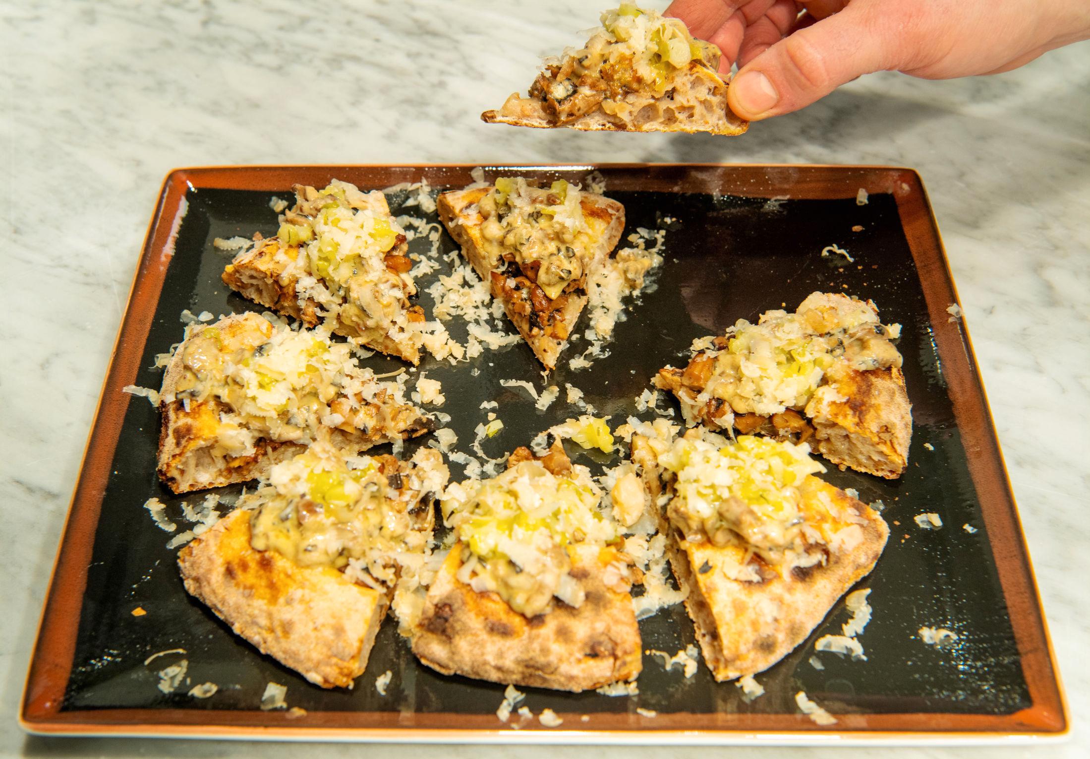 SOPP-RAGU: På bildet ser du Vinotekets pizza med pannestekt steinsopp, vårløk, dill og kastanjepecorino. Foto: Helge Mikalsen/VG