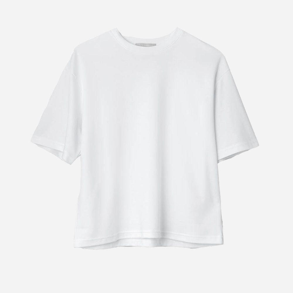 KLASSIKER: Vi ba fem kule damer style denne enkle, hvite T-skjorten.