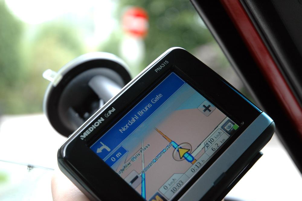GPS-en feilinformerer ikke ofte. Men her mener den vi skal kjøre mot innkjøring forbudt-skiltene. (Bildet er tatt ut sidevinduet)