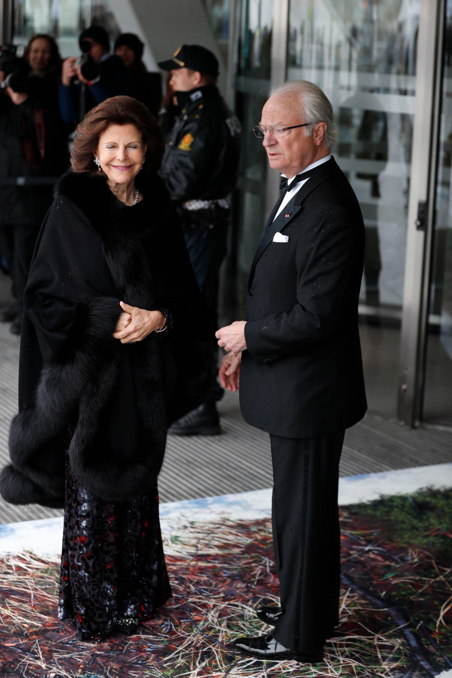 FUSKEPELS: Dronning Silvia av Sverige hadde på seg en sort cape over en fotsid, metallisk kjole.