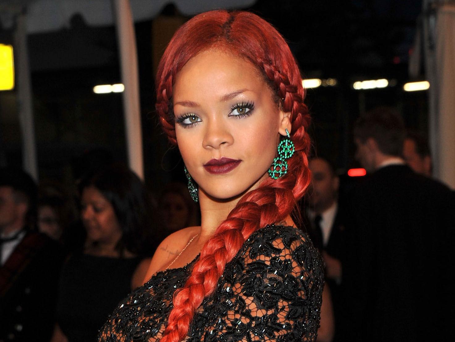 FLETTEFIN: Rihanna har vært innom de fleste hårfarger, og knall rødt kledde hun usedvanlig godt. Under Met-gallaen i 2011 så hun nesten ut som en eventyrprinsesse med en meterlang flette - og legg merke til de grønne øredobbene som står perfekt til den elektriske rødfargen. Foto: Getty Images