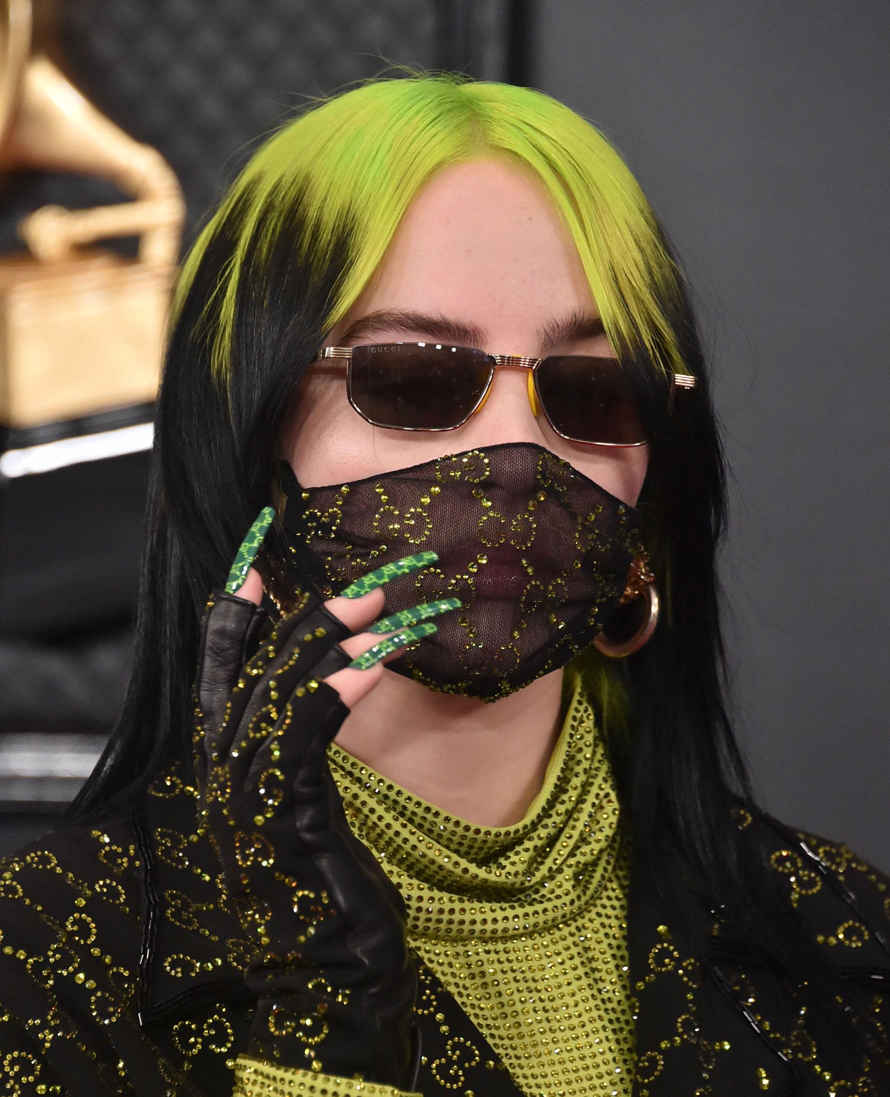 SUPERLANGE: Billie Eilish sine negler var dekorert med Gucci-logoen som matchet resten av antrekket. Foto: Arroyo O'Connor, Pa Photos