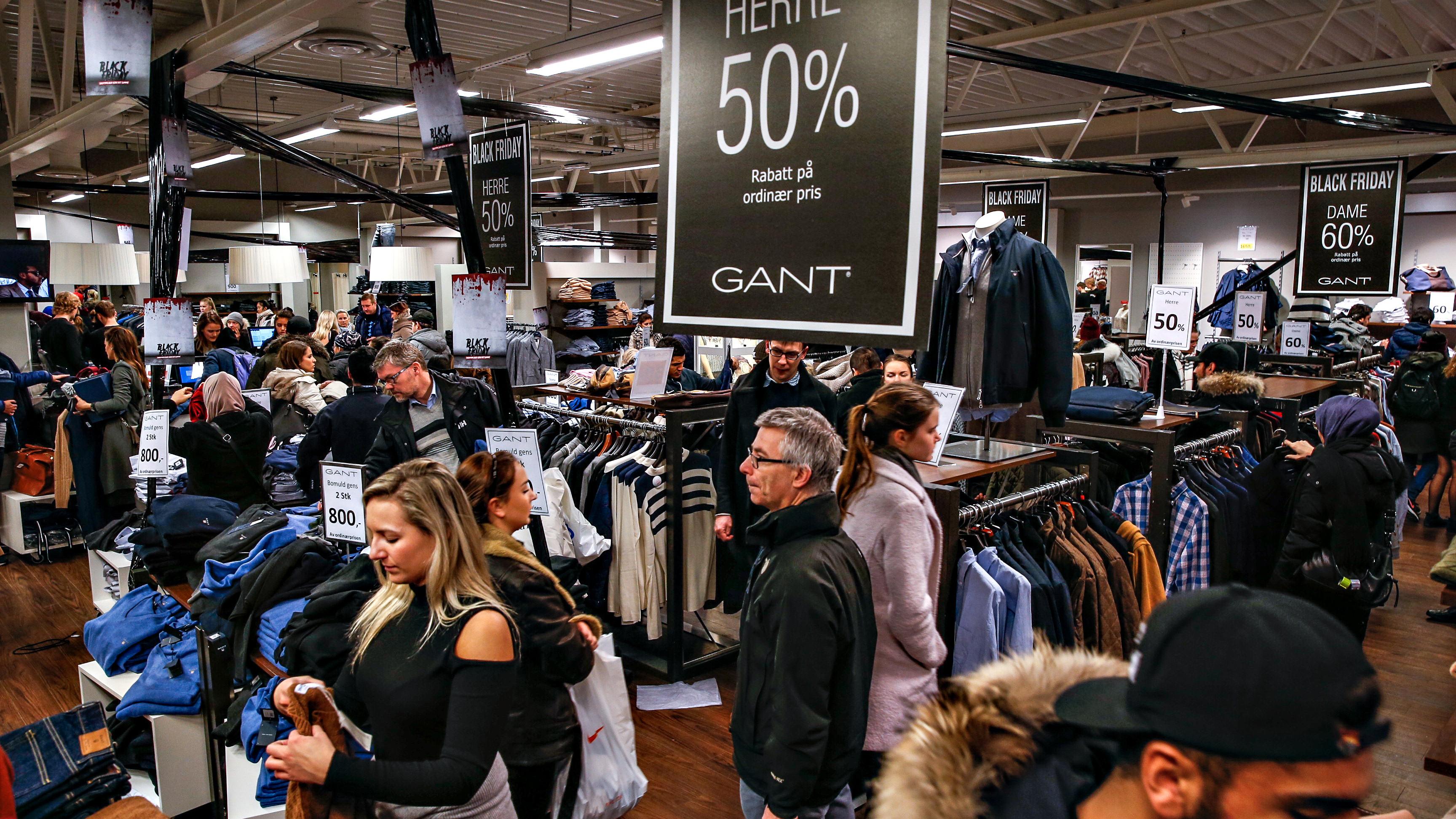 Både bransjen selv og kundene er skeptisk til Black Friday. Her fra fjorårets Black Friday på Oslo Fashion Outlet (tidligere Norwegian Outlet) i Vestby. 