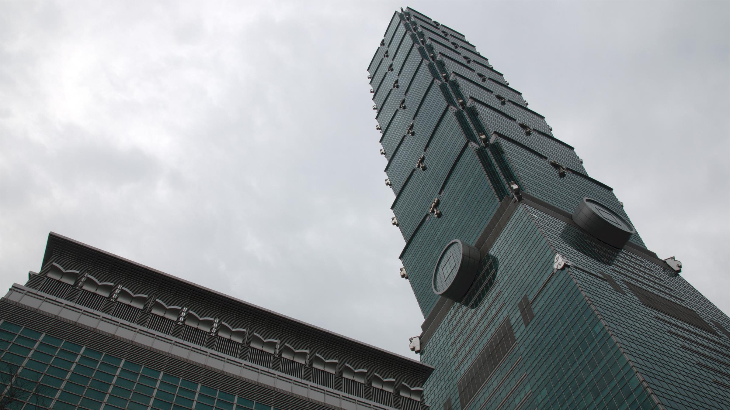 Da Taipei 101 sto ferdig i 2004 var den verdens høyeste skyskraper – en tittel den kunne smykke seg med frem til 2010. Mange andre tårn er designet slik at de blir tynnere og tynnere oppover, som fremkaller et optisk bedrag og får dem til å virke mye høyere. Taipei 101 er nesten designet litt motsatt, ettersom mesteparten av tårnet består av åtte segmenter som er tynnere nederst enn øverst. Dermed kan man bli lurt til å tro at tårnet er kortere enn det faktisk er, i alle fall til man kommer opp i høyden.Foto: Varg Aamo, Hardware.no
