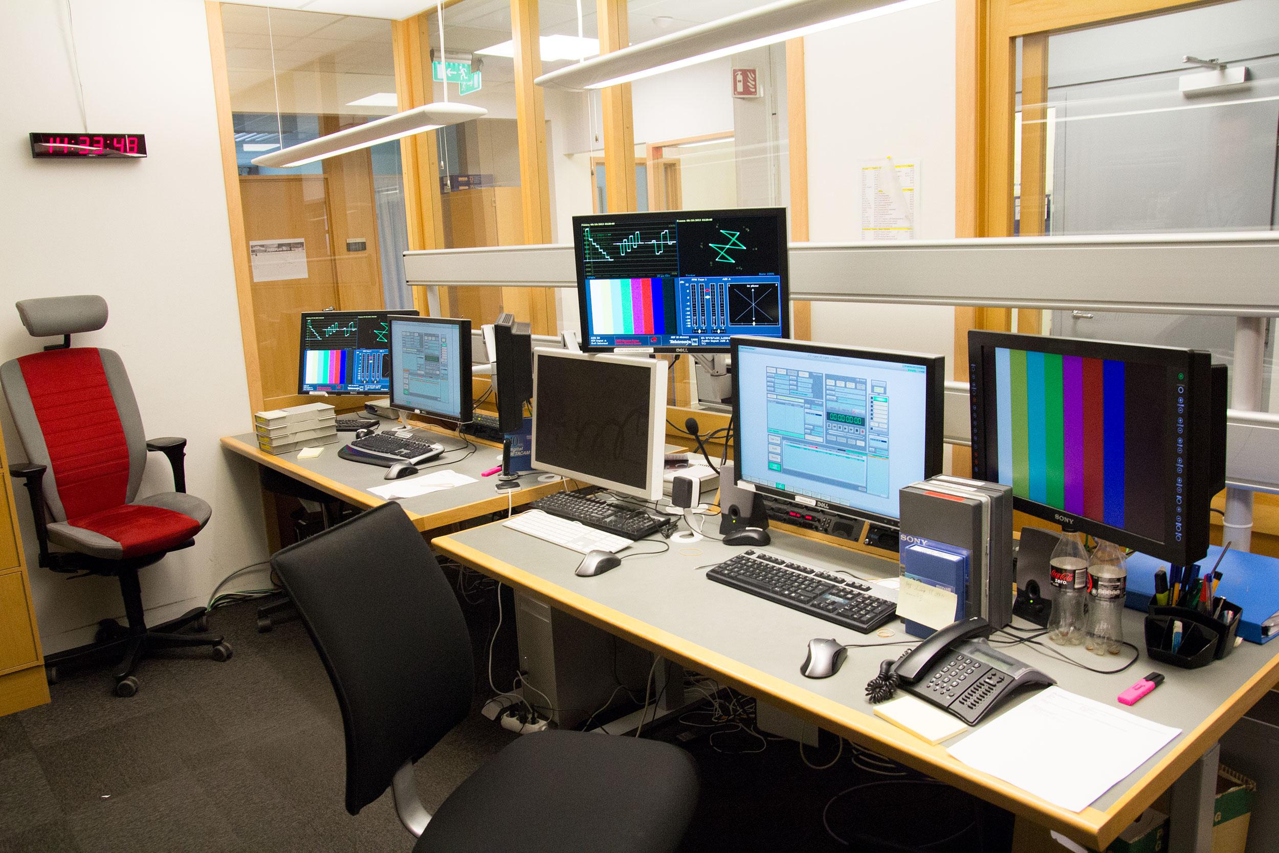 Fra stasjoner som disse jobber opptil to skift med å digitalisere alt av NRKs videoinnhold.Foto: Jørgen Elton Nilsen, Hardware.no