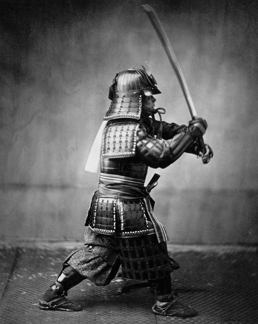 Et våtplatefotografi av en samurai i rustning, datert til rundt 1860. Legg merke til hvor mye bedre bildekvaliteten er, sammenlignet med det grove kalotypiet lenger oppe til høyre i saken. (Foto: Felice Beato, ca. 1860)