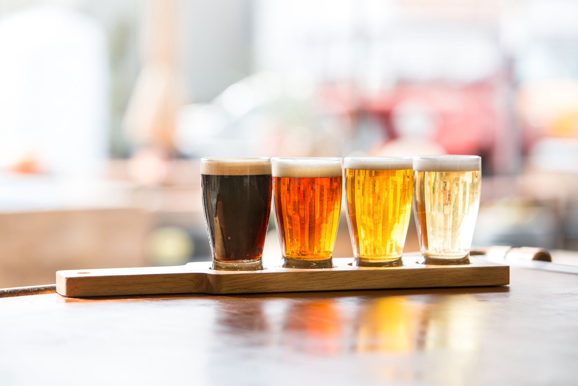 Välj ut några olika ölsorter, 4–6 stycken är lagom.