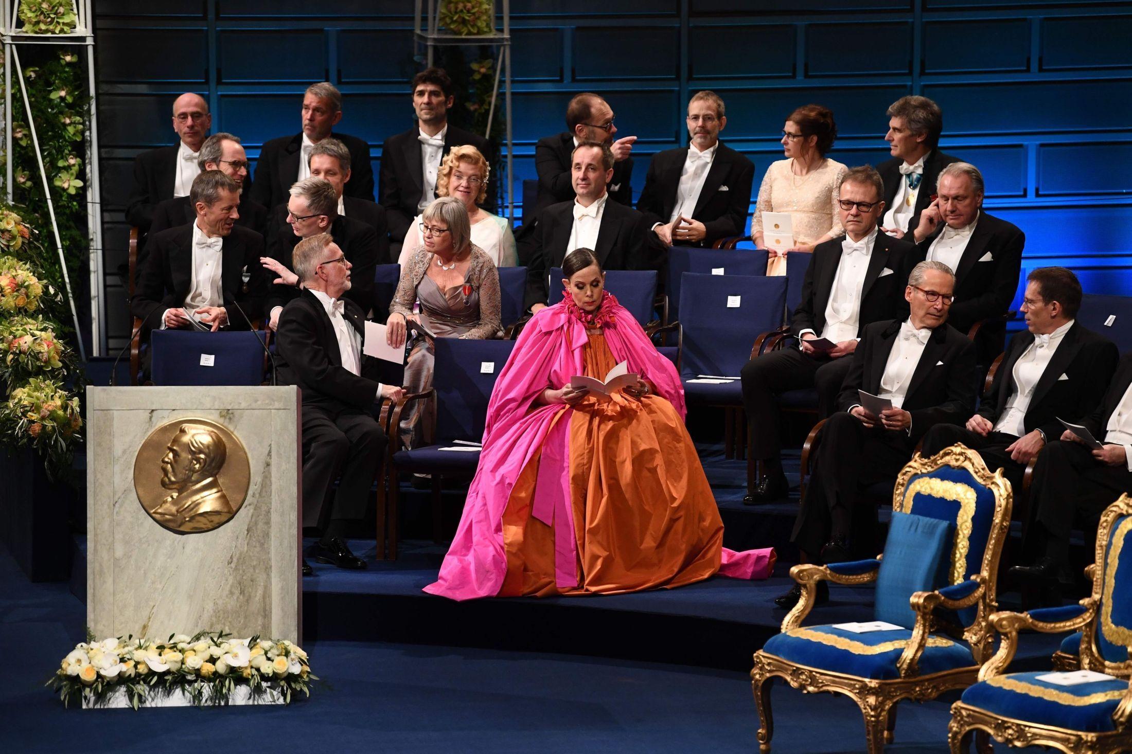 FARGEKLATT: Sara Danius fulgte med da Nobel-prisene ble delt ut. Foto: AFP.