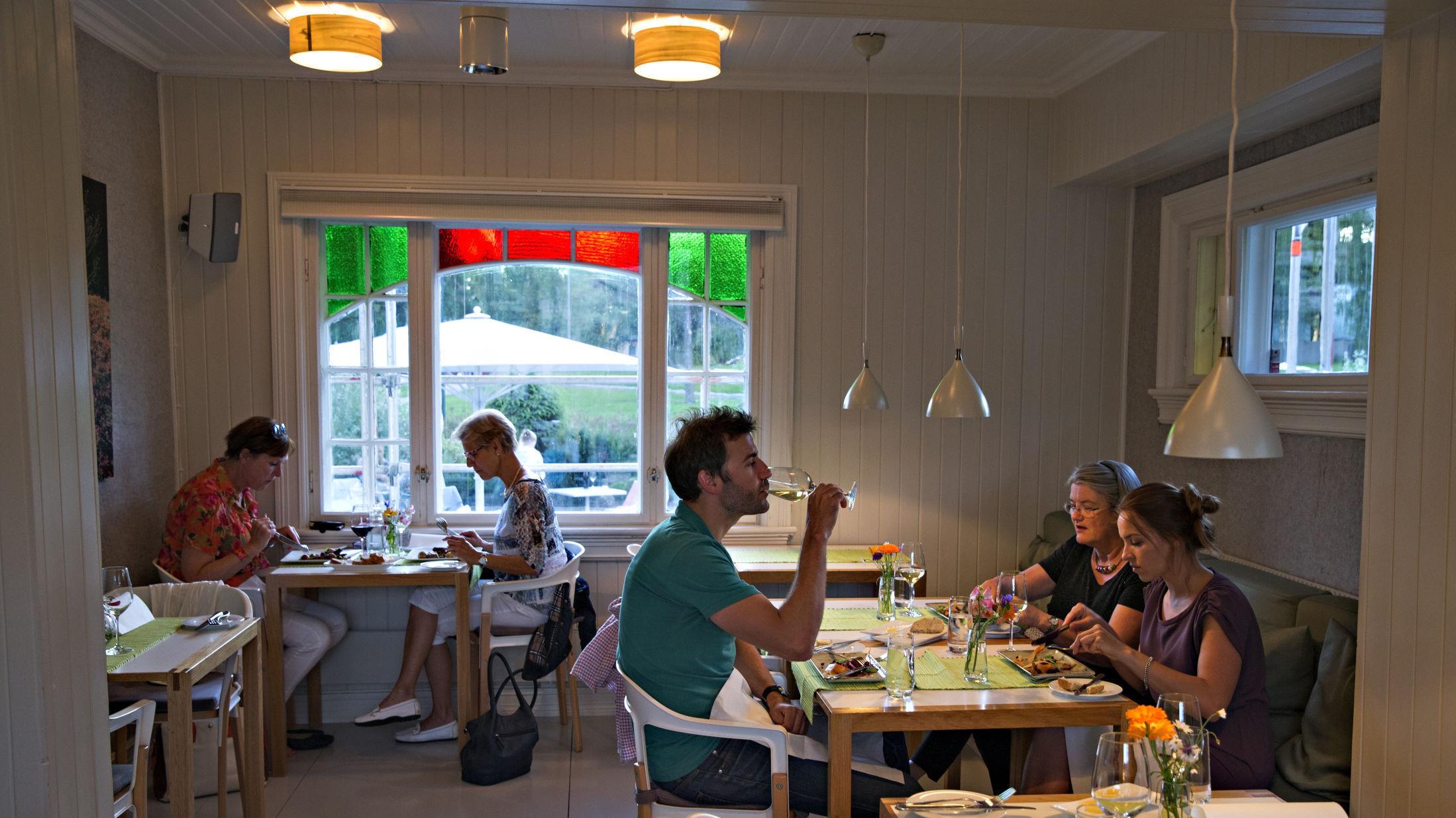 SJARMERENDE: Lokalene til Gamle Tårnhuset restaurant ligger i en herlig, gammel villa - og det er hyggelige sitteplasser både ute og inne. Foto: Tore Kristiansen/VG.