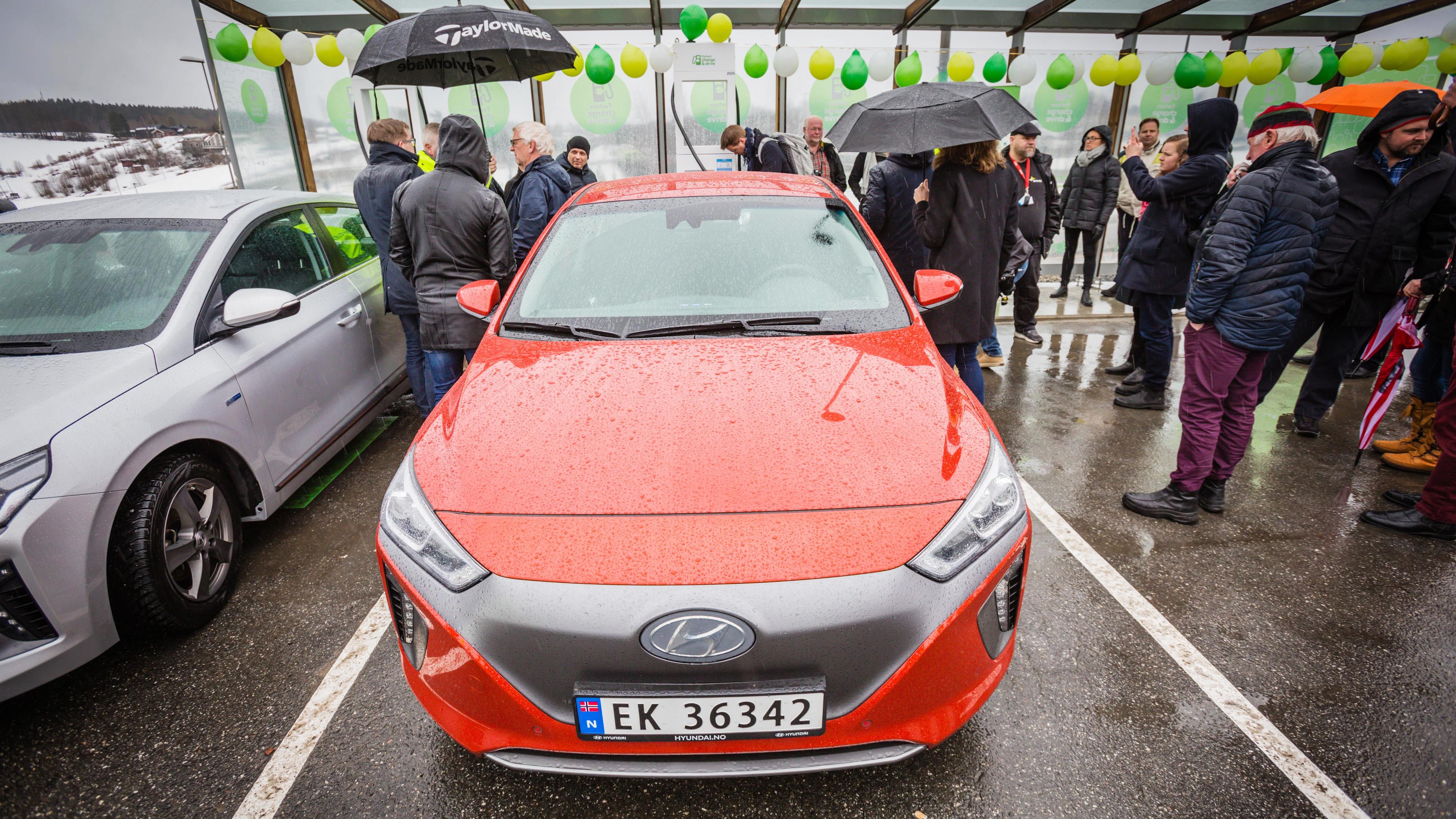 Torsdag åpnet Norges første superhurtiglader for elbil