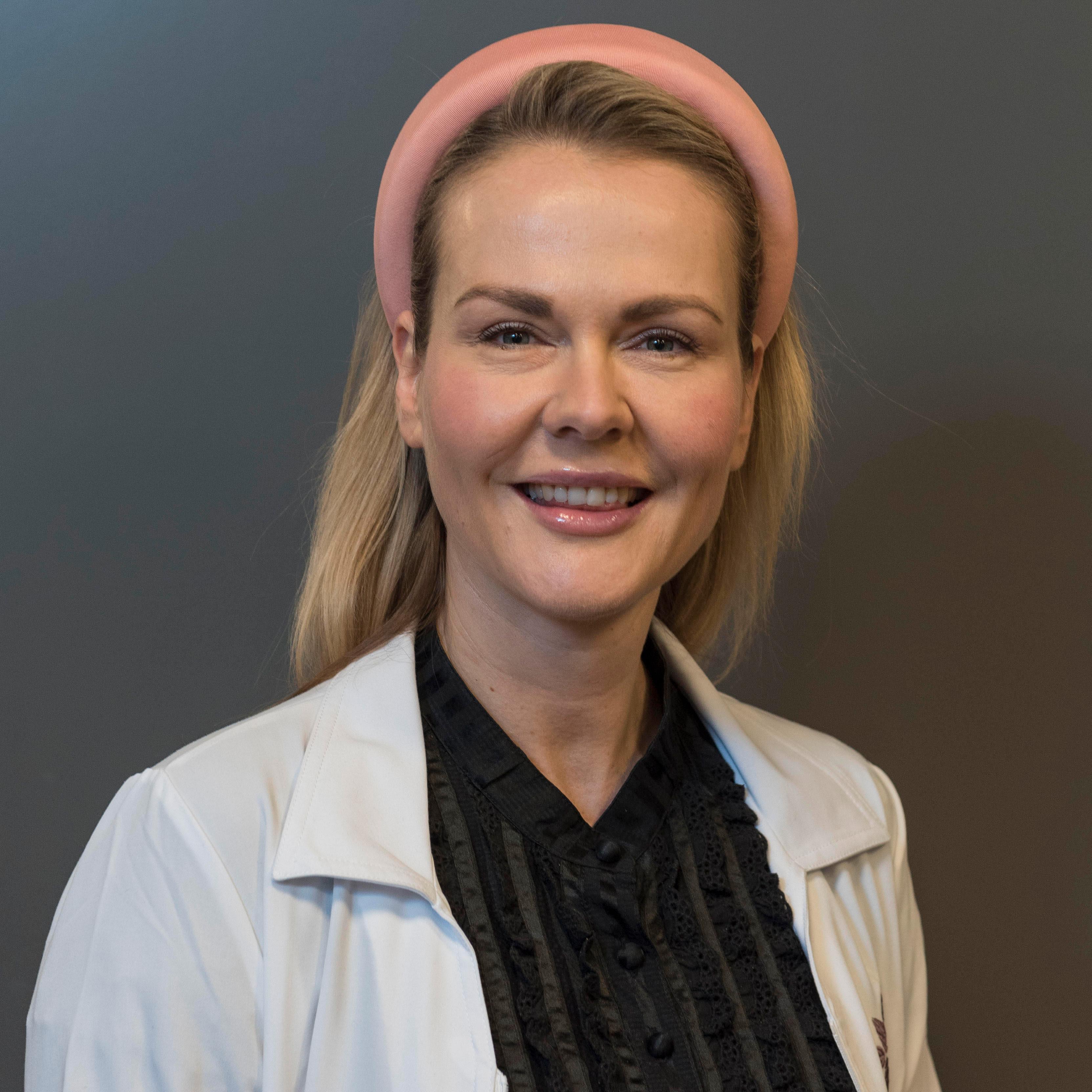 VIKTIG MED SOLKREM: Sykepleier Kristin Vennesland er tydelig på at man må bruke solkrem året rundt. 