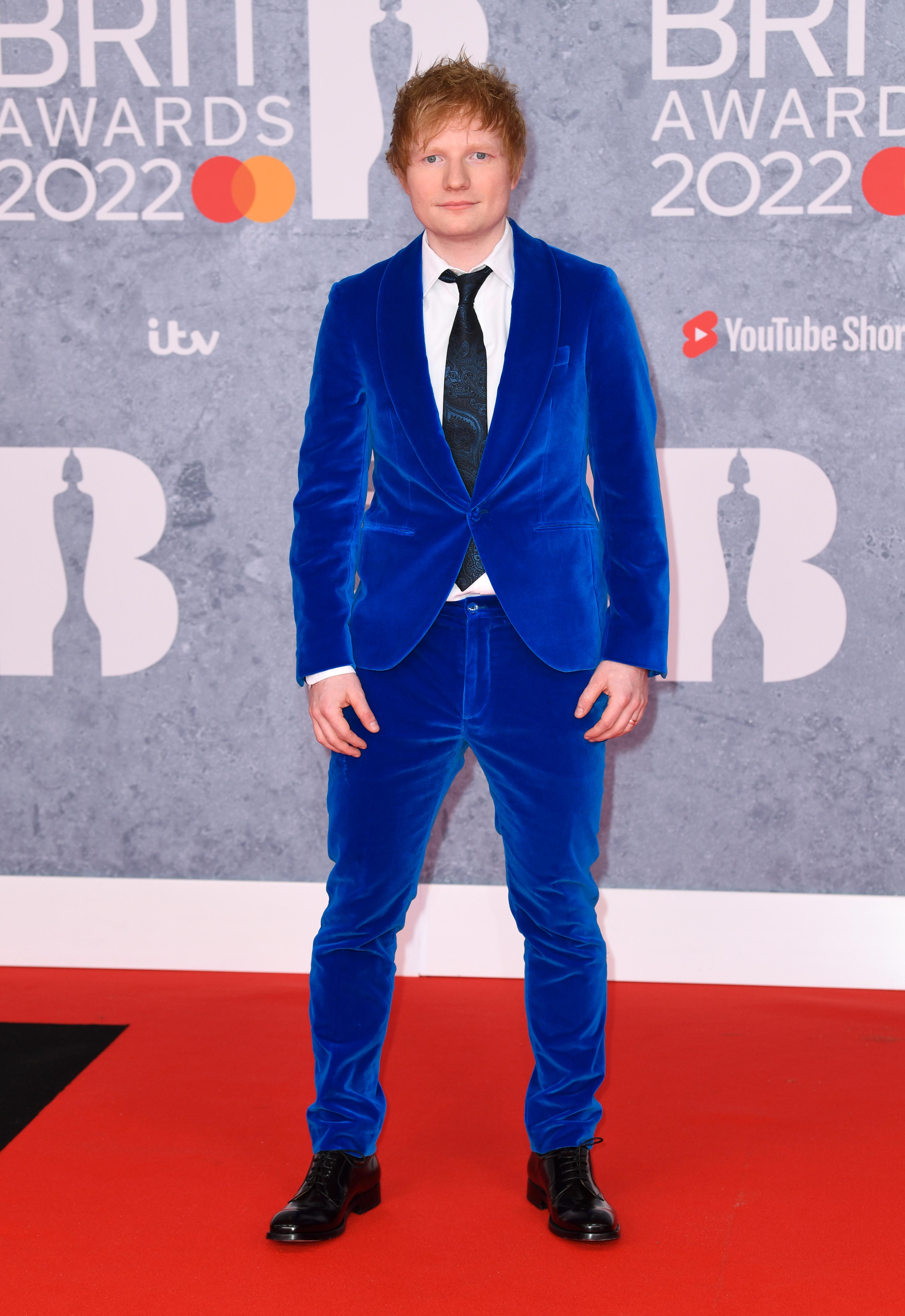 FLØYELSRØST: Ed Sheeran gikk for blå smoking i fløyel. 