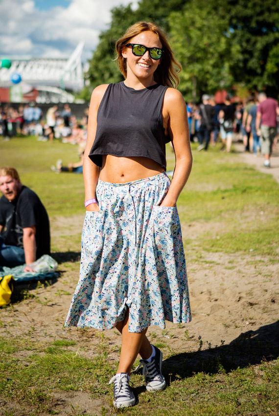 LITT HUD: Maria Von Krogh (30) har dristet seg til å bruke magetoppen for første gang på Øyafestivalen. Hun balanserer den med et skjørt med høyt liv slik at hun ikke viser for mye, men kun litt av magen. Foto: Jo Straube/VG