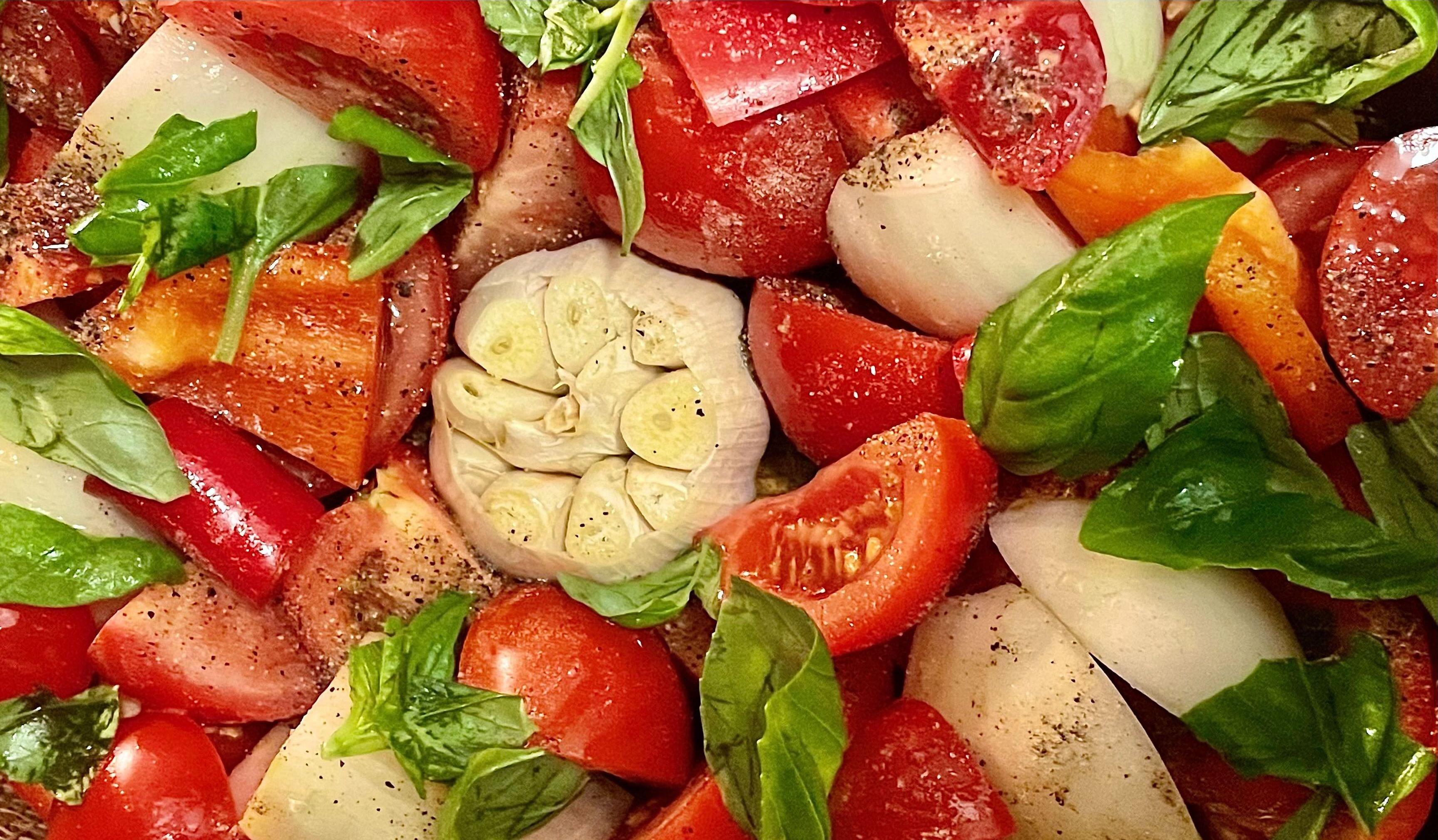 I SKJØNN FORENING: Tomater, hvitløk, urter, salt og pepper er nesten det eneste du trenger for å lage enkel og god tomatsuppe.