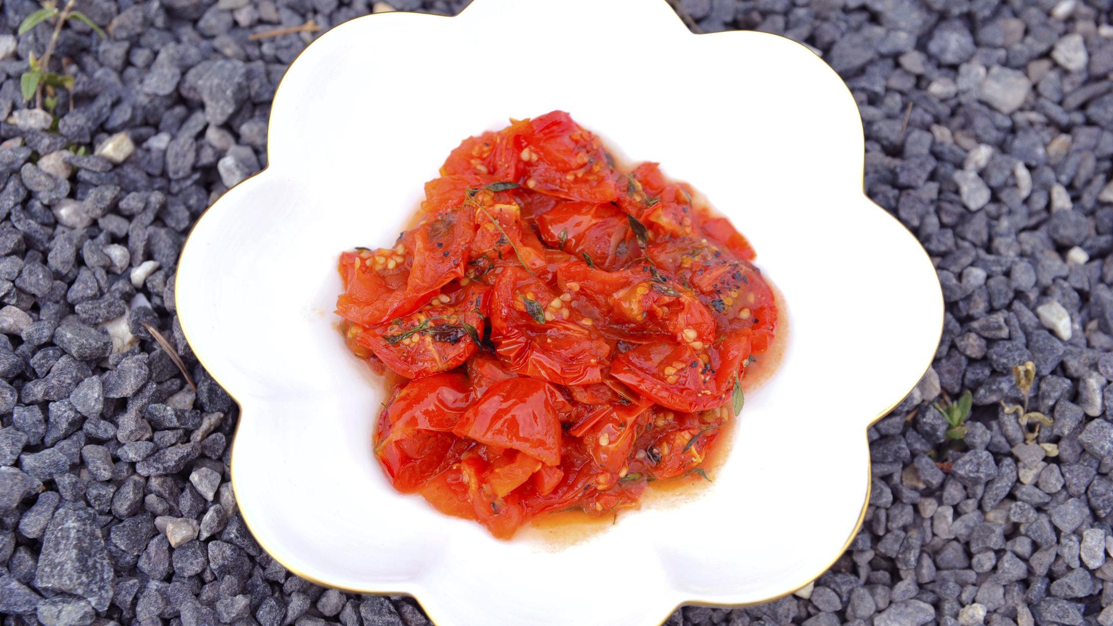 SØNDERBAKT: Tomatsaus av ovnsstekte tomater blir intenst og godt. Foto: Jon Krog Pedersen