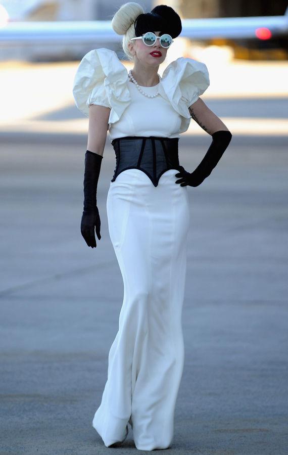 ELEGANT? Sort og hvitt er en klassisk kombinasjon, men man kan trygt si at Lady Gaga gjør det på sin egen måte. Foto: Getty Images/All Over Press