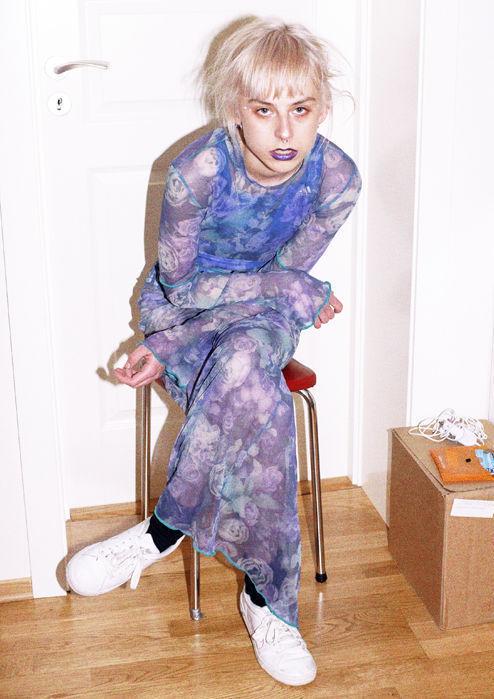 ANNERLEDES: Elise er lei den skandinaviske minimalismen, og omfavner heller sterke farger. Foto: Maria Pasenau