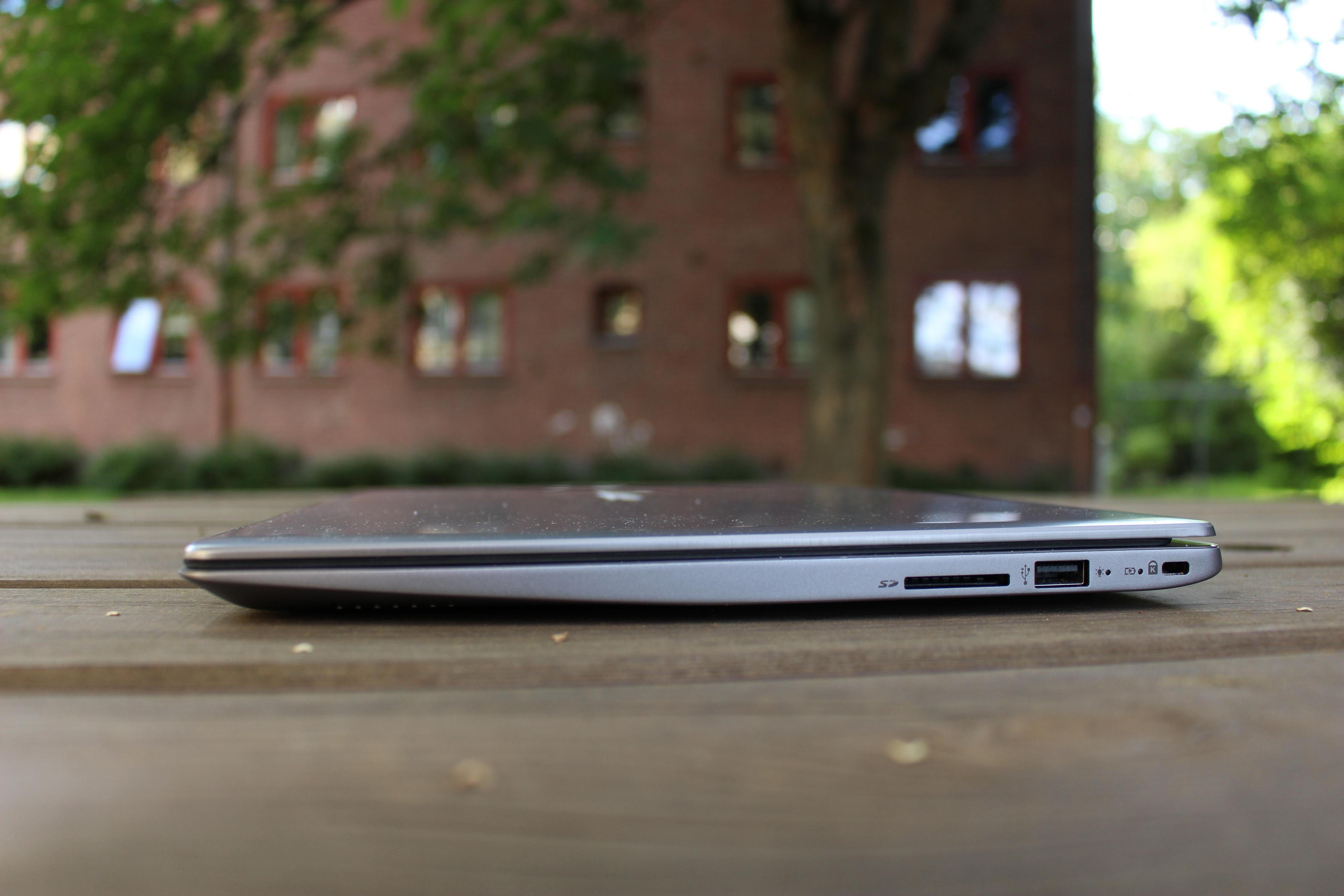 Acer Swift SF314 er 1,8 cm tykk, og har blant annet SD-kortleser og to USB 3.0-innganger. Sjekk skjemaet på oversikts-siden for å se alle tilkoblingsmulighetene.
