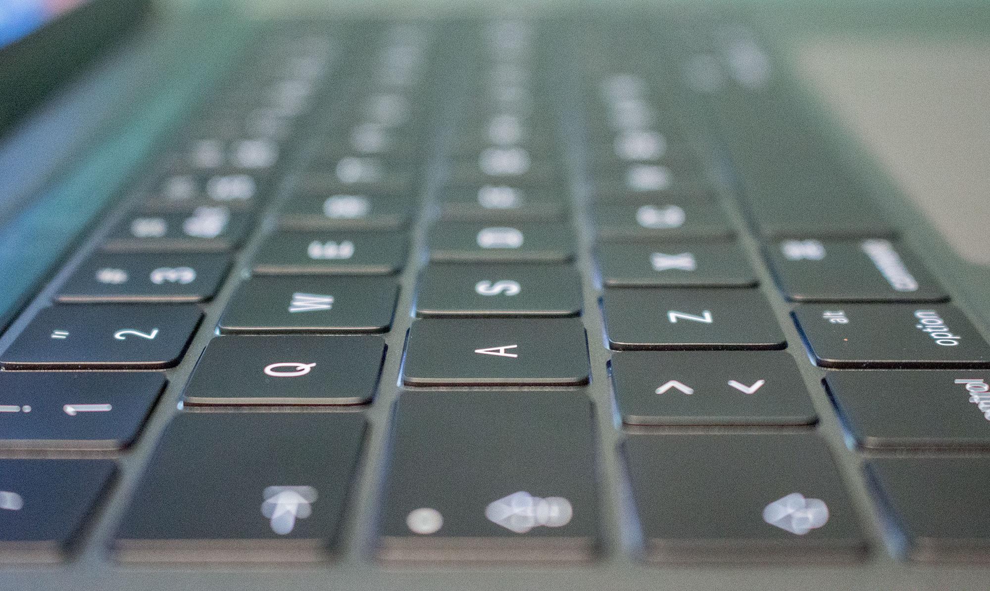 Tastaturet benytter seg av taster med oppdatert sommerfuglmekanisme. Disse er langt flatere enn forrige MacBook Pro, men byr på noe lengre vandring og bedre respons enn MacBook-tastaturet.