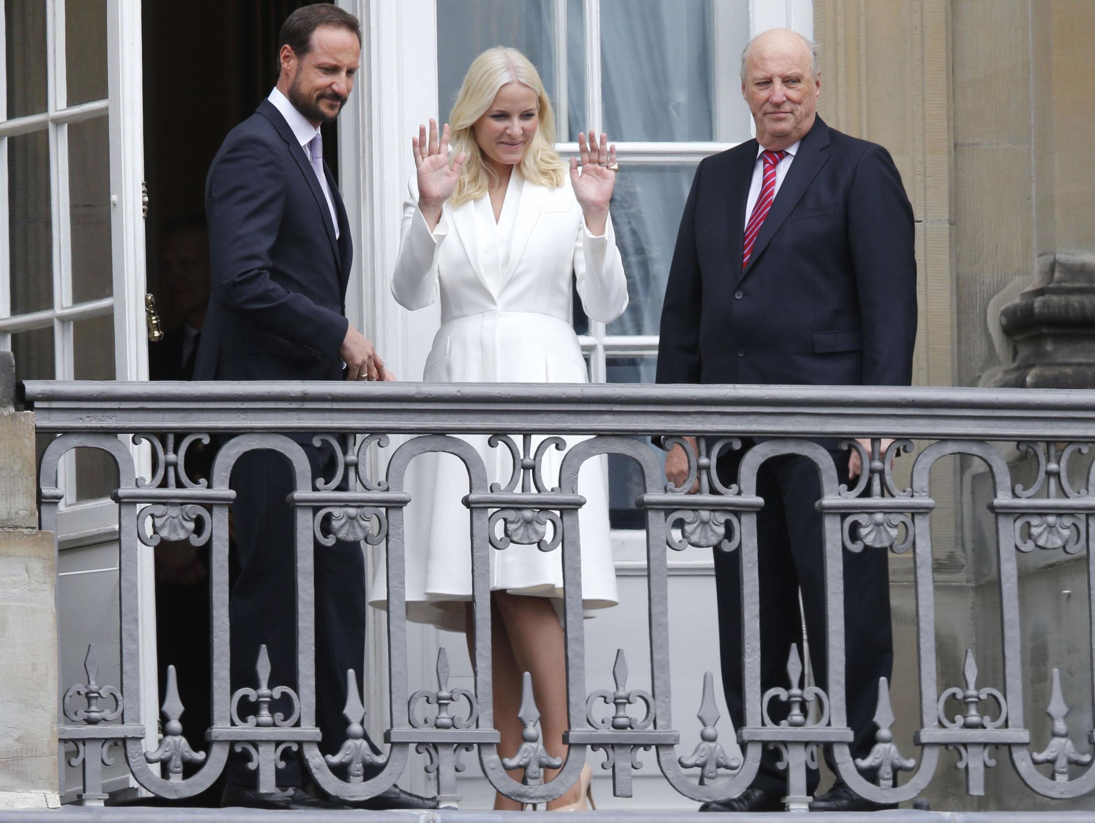 KLASSISK: En hvit kåpekjole slår aldri feil - heller ikke for en prinsesse. Her på balkongen på Amalienborg Slott i København sammen med kronprins Haakon og kong Harald på balkongen. Foto: NTB Scanpix
