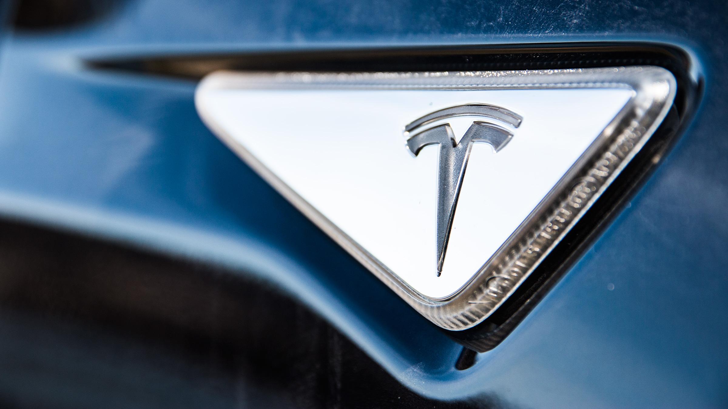 Tesla-logoen går igjen på omtrent hver eneste lille bit av bilen. Selv blinklysene kommer dekorert med det særegne T-merket.Foto: Varg Aamo, Hardware.no