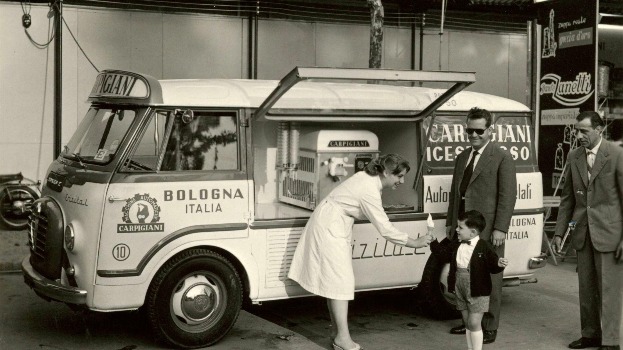 TIL ALLE TIDER: En liten gutt får is fra isbilen i 1958. Foto: Gelato-museets arkiv.