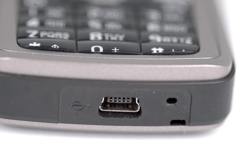Mini-USB sørger for at du kan lade mobilen med standard-ladere.