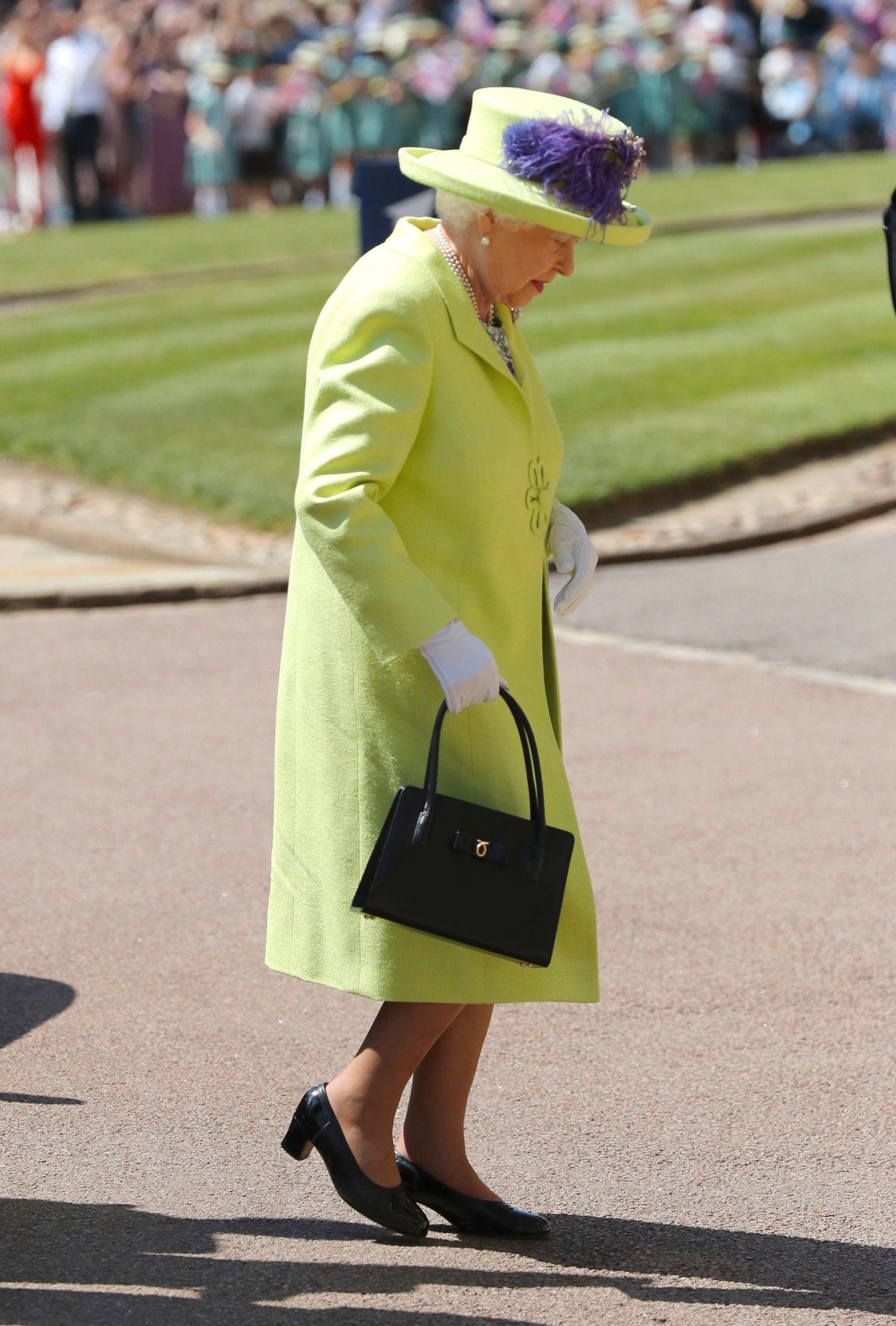 KNALL FARGE: Dronning Elisabeth valgte neongrønn kåpe og matchende hatt til barnebarnets bryllup. Foto: Gareth Fuller/AP