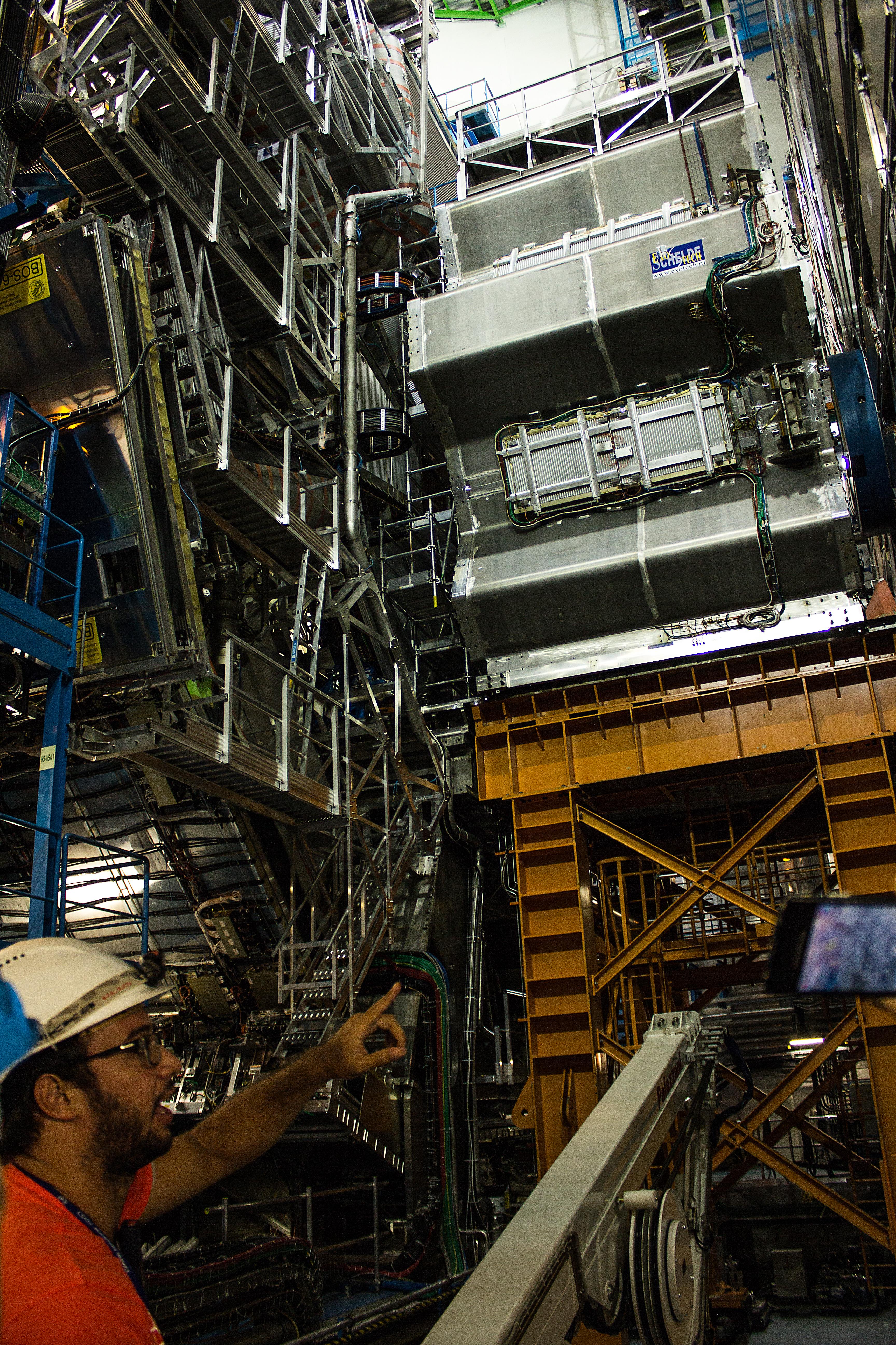 ATLAS er en av de imponerende store detektorene der protonstrålene føres sammen til en frontkollisjon. Den er 46 meter lang og 25 meter høy, og måler på det meste 1000 millioner partikkelkollisjoner hvert eneste sekund. Foto: Varg Aamo, Hardware.no