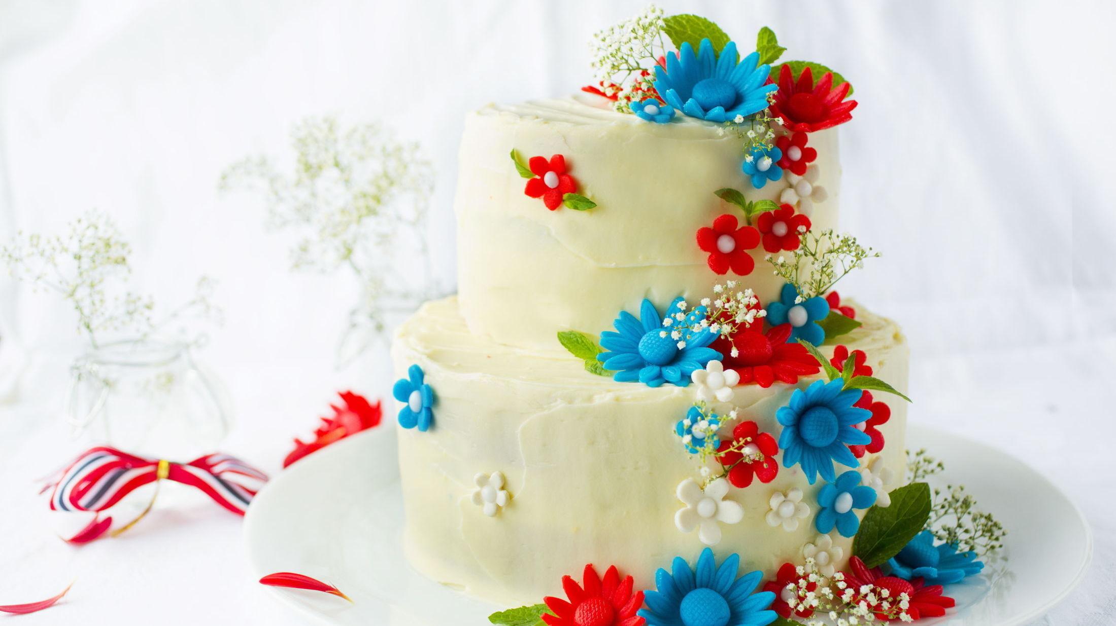 RETRO: 17. mai-kake i retrostil dekket med hvit frosting og marsipanblomster. Foto: Sara Johannessen/VG