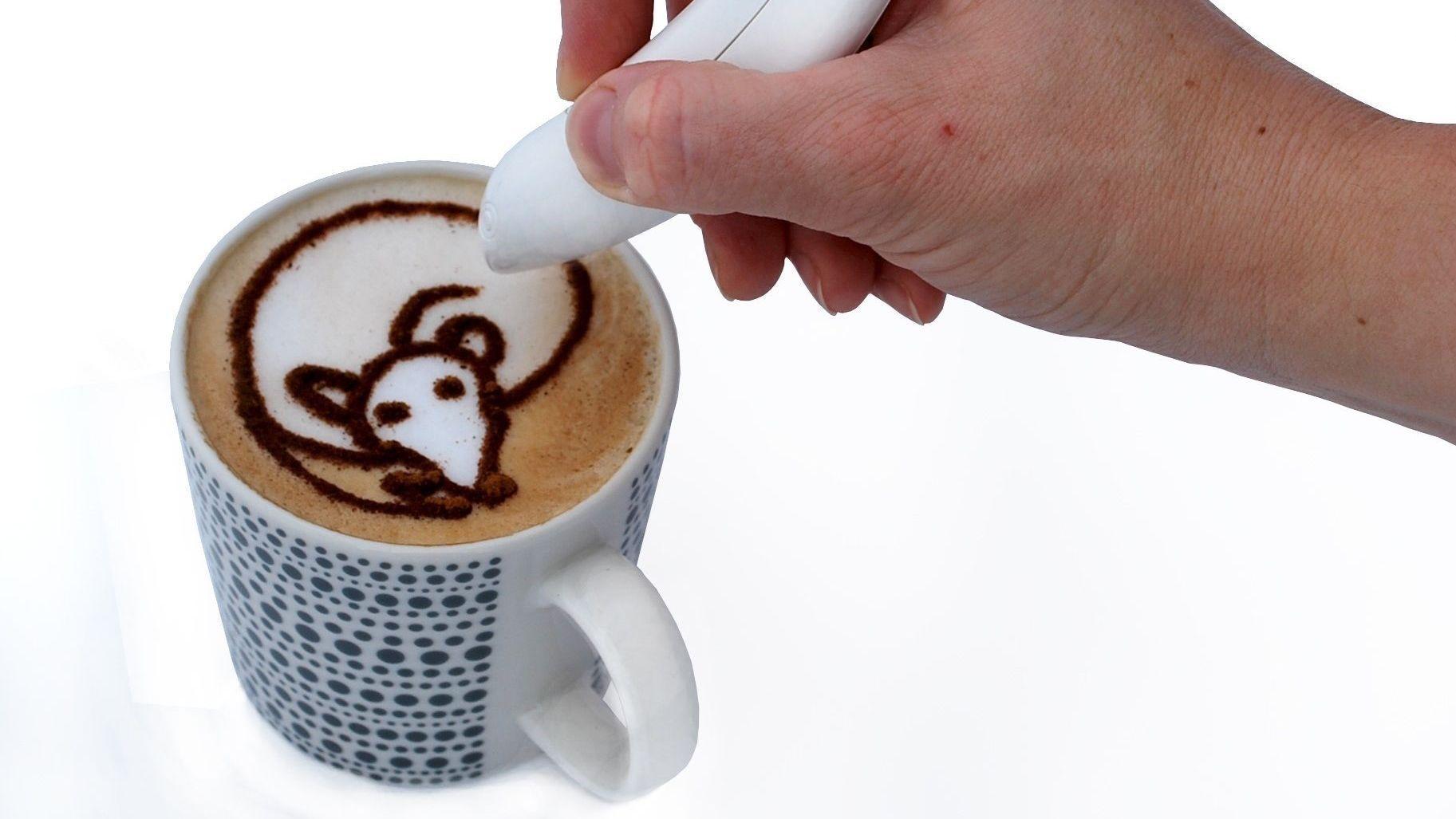 KREATIVT: Hvis tradisjonell lattekunst blir for utfordrende, kan det hende at denne pennen gjør det enklere for deg å dekorere latten. Foto: Cinnibird