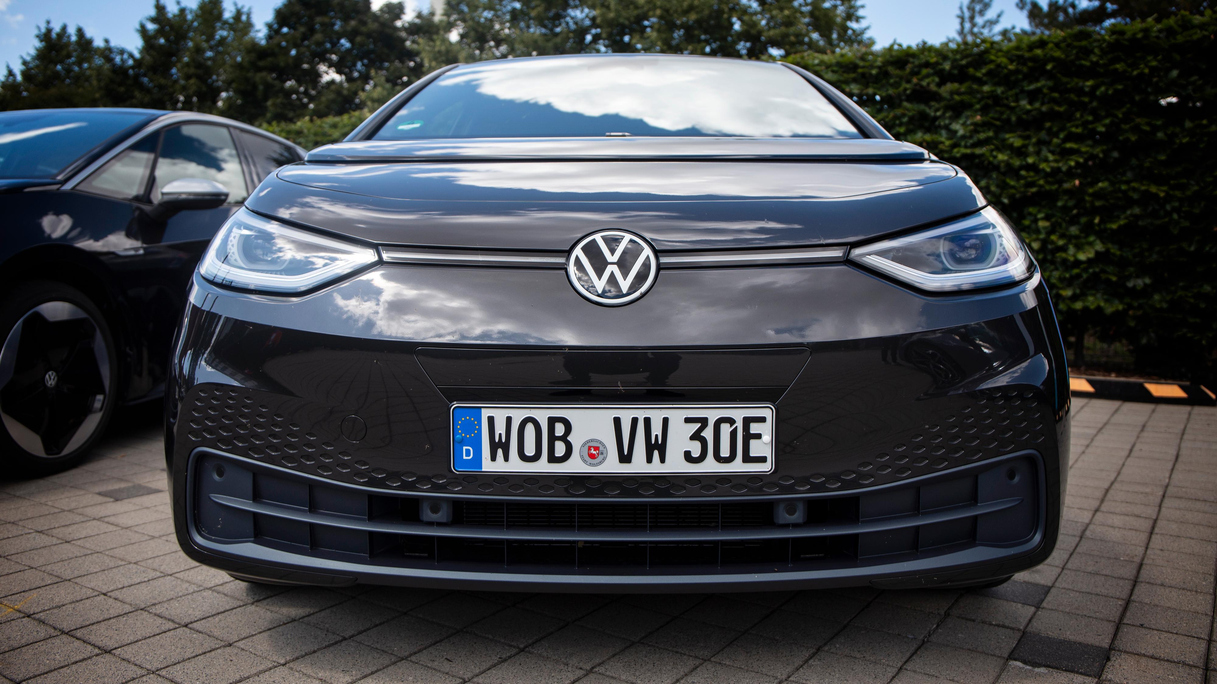 Volkswagen har vært veldig opptatt av lysteknologien i ID.3 i markedsføringen. Topputgaven har LED matrix-lys foran, og kan automatisk blende ned for motkommende trafikk, blant annet. Den vil også automatisk kurve lysene rundt svinger. 