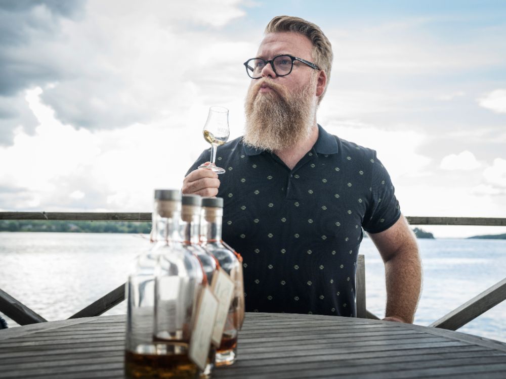Patrick Björsjö provar whisky på Fjäderholmarna.