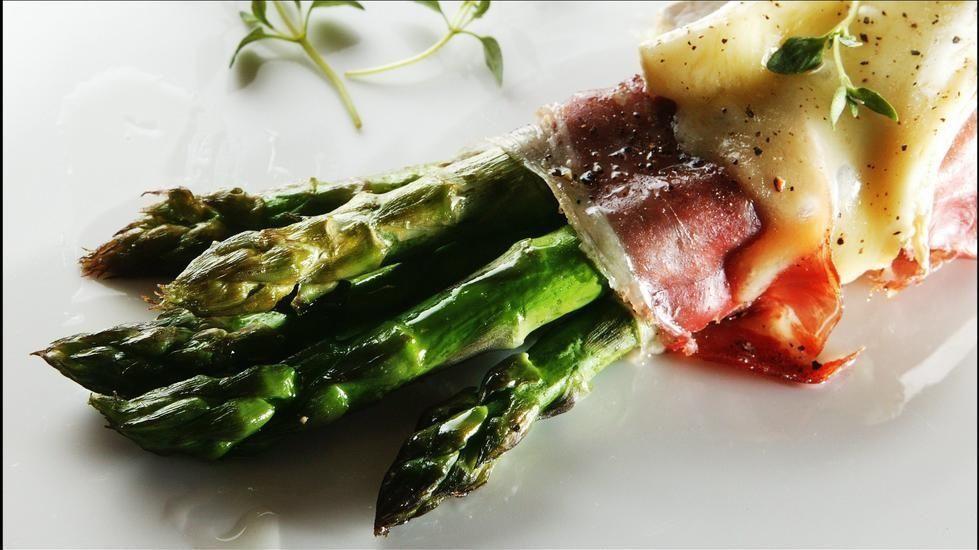 SNADDER: Det enkle er ofte det beste, som asparges med skinke og brie... Klikk for oppskrift. Foto: Magnar Kirknes/VG