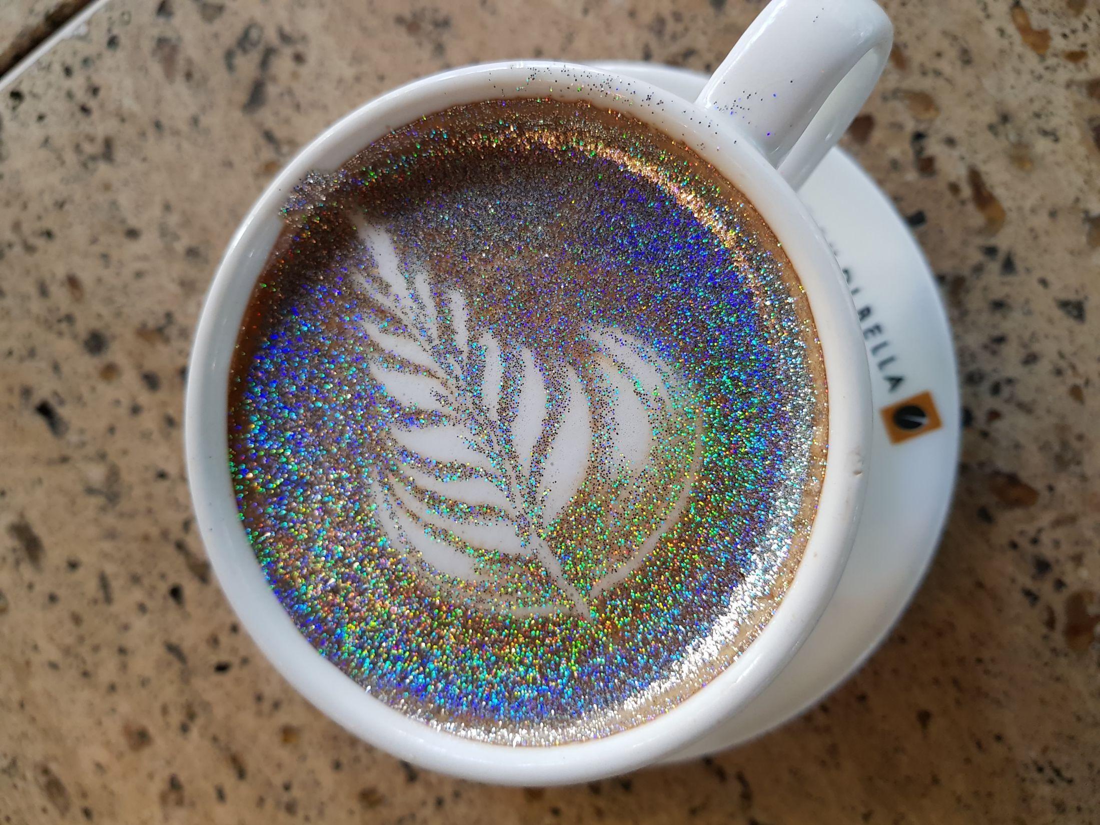 BLING BLING: På en helt vanlig cappuccino har en australsk kaffekjede drysset «diamant-glitter». Foto: Coffee by Di Bella