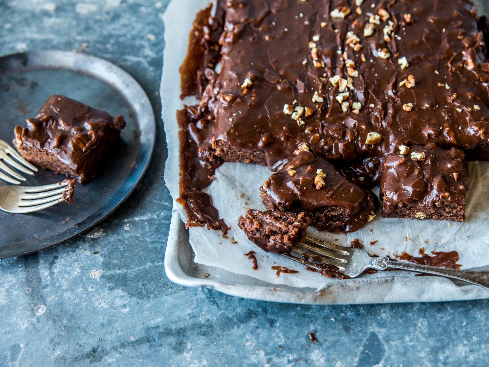Texas sheet cake – chokladkaka med glasyr och pekannötter i långpanna.