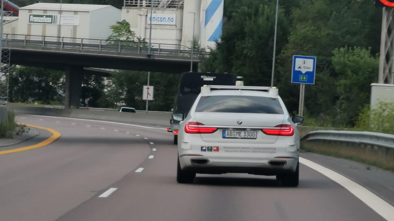 En nesten umerket BMW 7-serie proppet med sensorer har de siste dagene blitt observert på norske veier. Ifølge BMW er den én av flere selvkjørende prototyper - her til lands tester den skiltgjenkjenning.