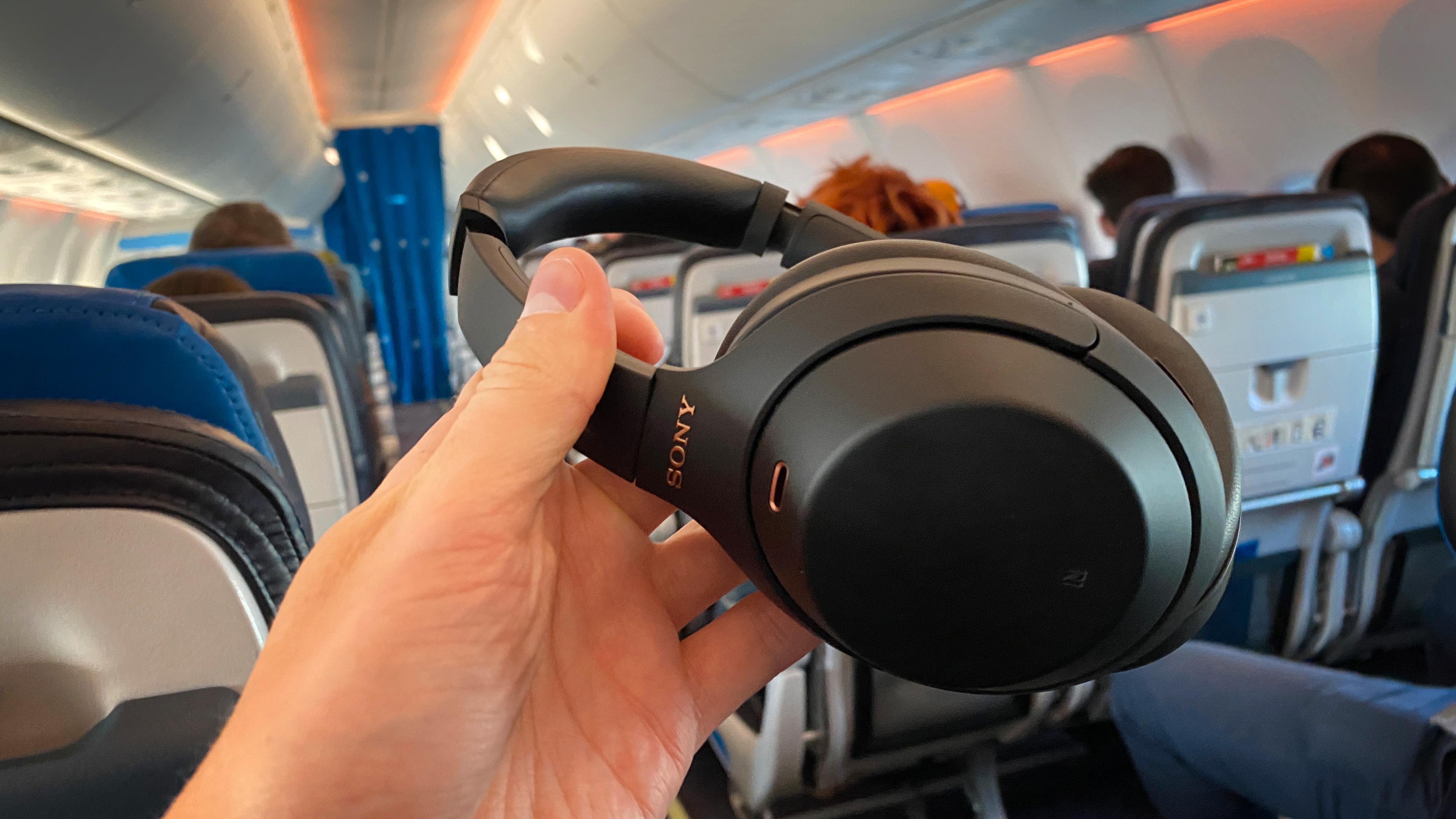 Sony WH-1000XM4 er svært kjekke å ha på fly og andre steder hvor du kan bli plaget av støy. 