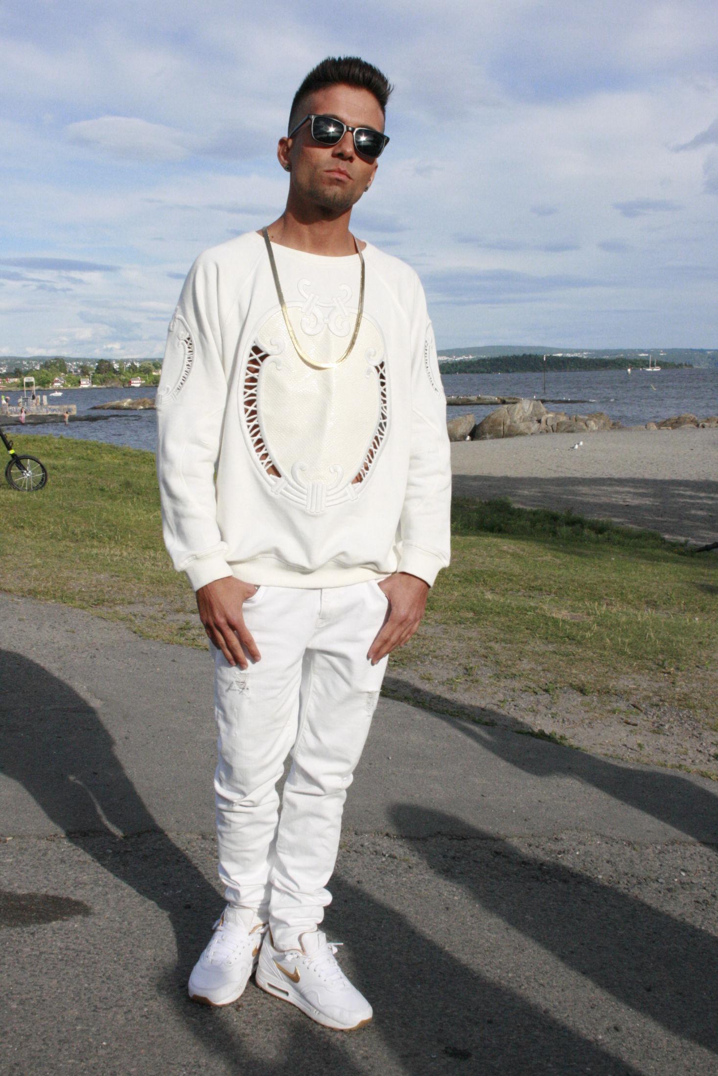 HELHVITT: «Norske Talenter»-dommer Omer Bhatti var kledd i hvitt for anledningen – og samtlige plagg var innkjøpt via Ebay, fortalte han.  Foto: Sverre Norberg-Schulz Hagen / VG