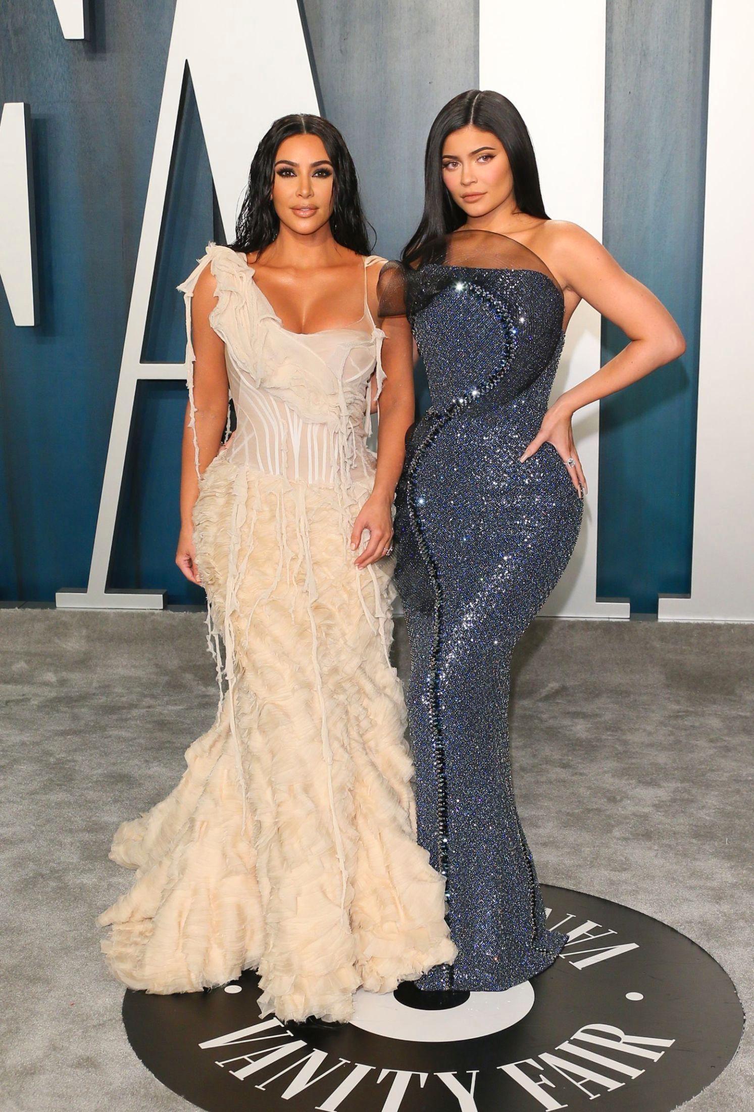 LILLESØSTER: Kylie Jenner poserte sammen med storesøster Kim iført kjole fra Ralph & Russo. Heller ikke Kylie kunne sitte ned i kjolen. Foto: Jean-Baptiste Lacroix / AFP.